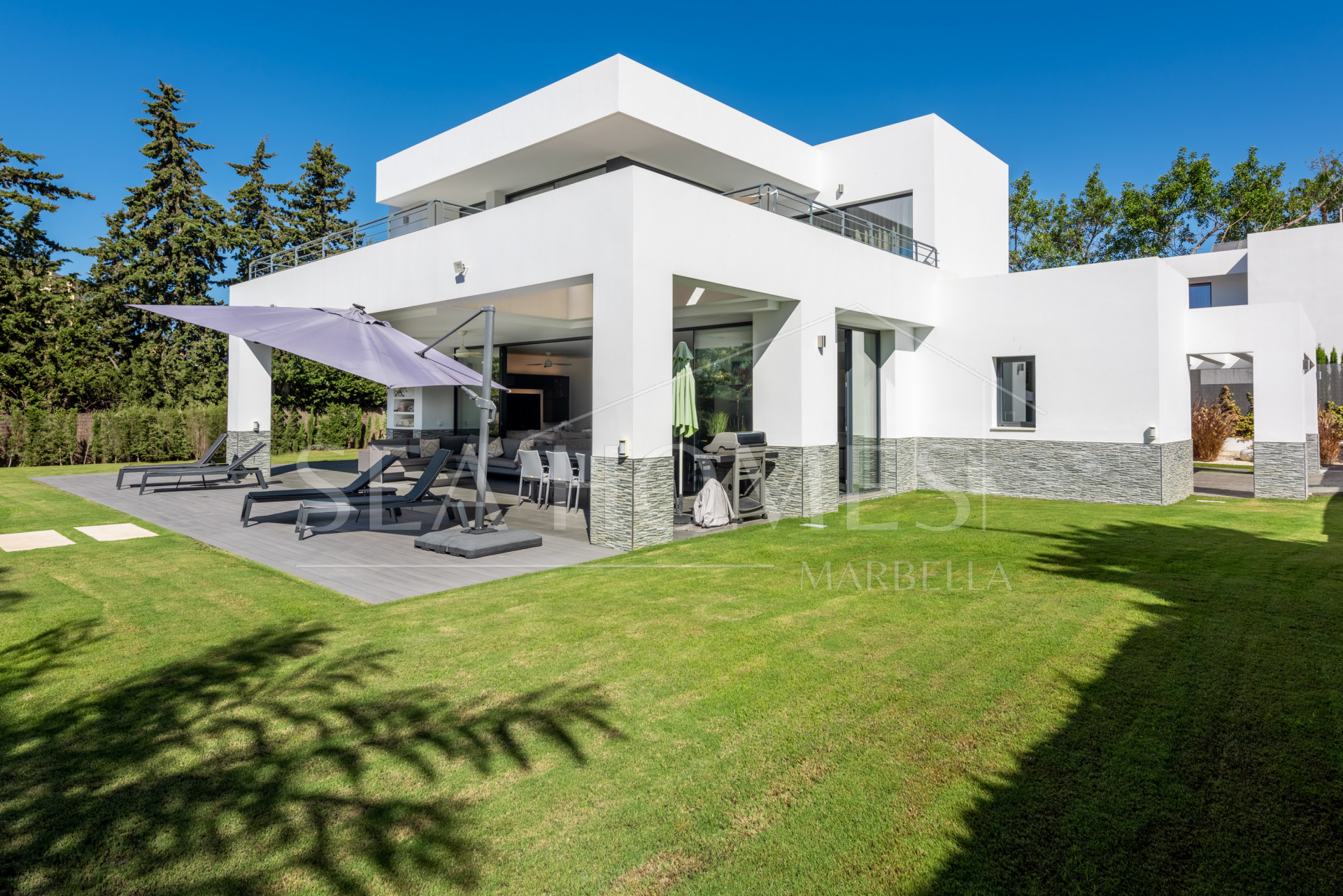 This contemporary four-bedroom detached villa, located in Atalaya Isdabe, is a perfect blend of comfort and luxury