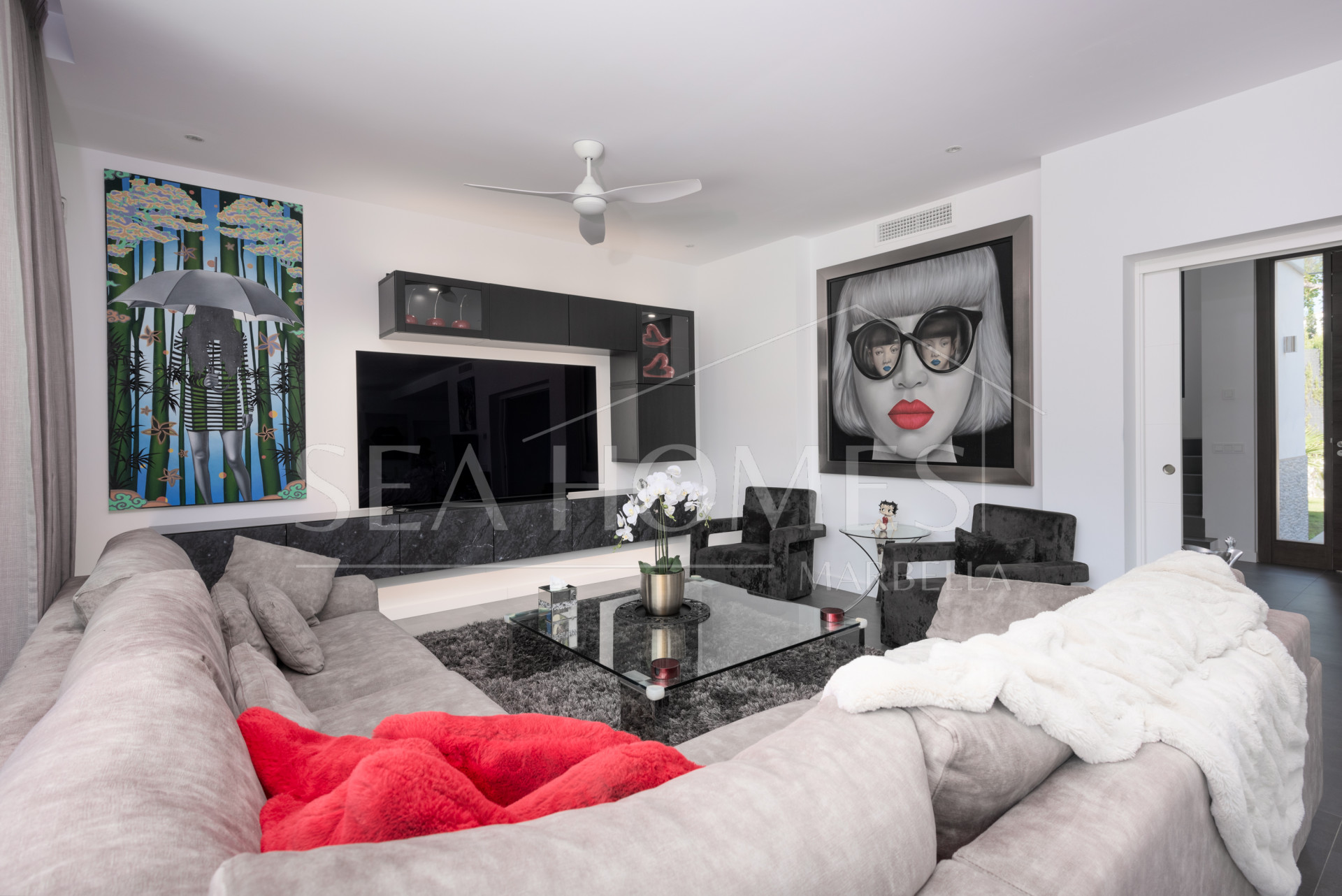 This contemporary four-bedroom detached villa, located in Atalaya Isdabe, is a perfect blend of comfort and luxury