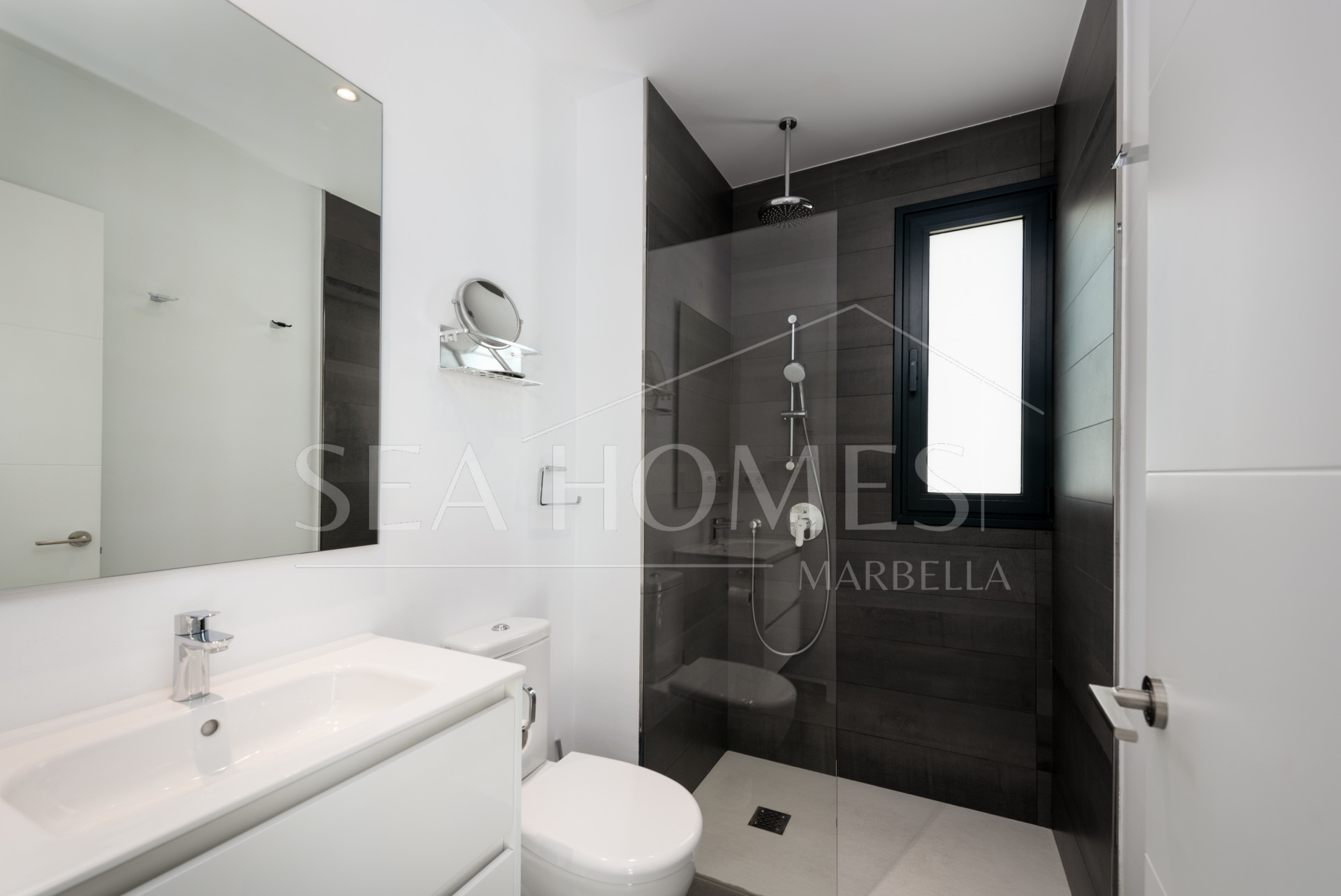 This contemporary four-bedroom detached villa, located in Atalaya Isdabe, is a perfect blend of comfort and luxury