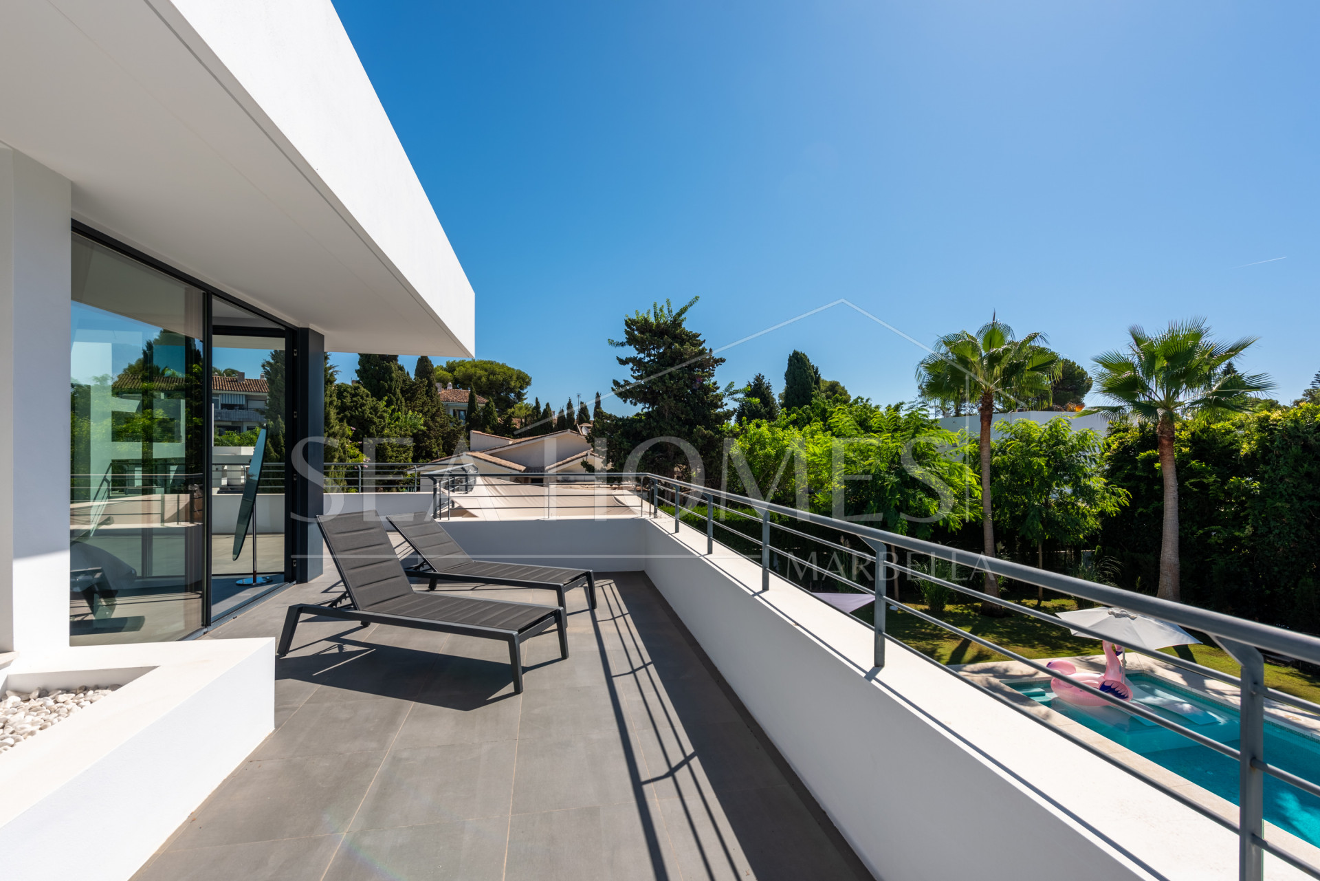 This contemporary four-bedroom detached villa, located in Atalaya Isdabe, is a perfect blend of comfort and luxury