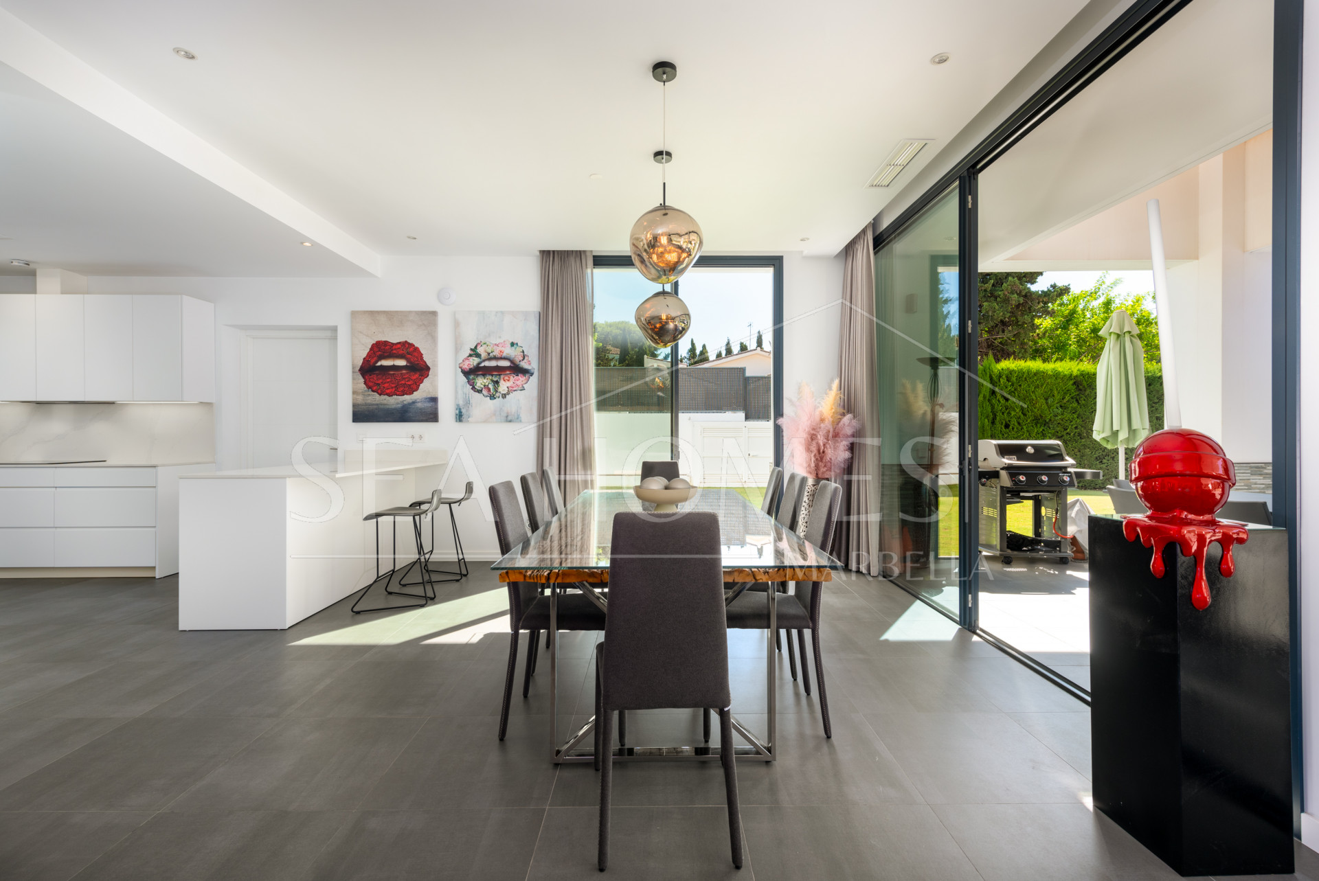 This contemporary four-bedroom detached villa, located in Atalaya Isdabe, is a perfect blend of comfort and luxury