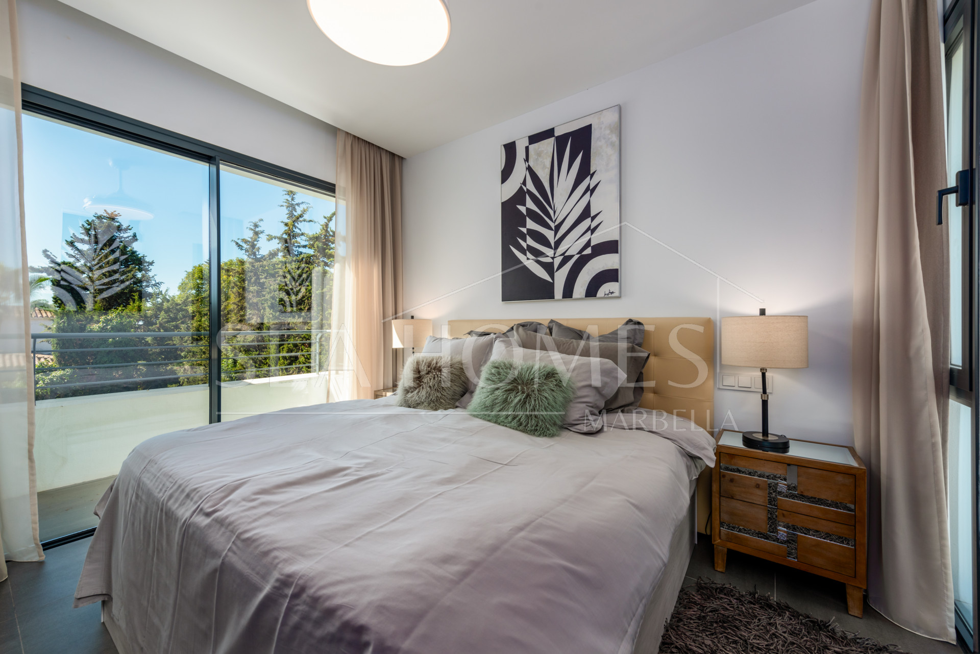 This contemporary four-bedroom detached villa, located in Atalaya Isdabe, is a perfect blend of comfort and luxury