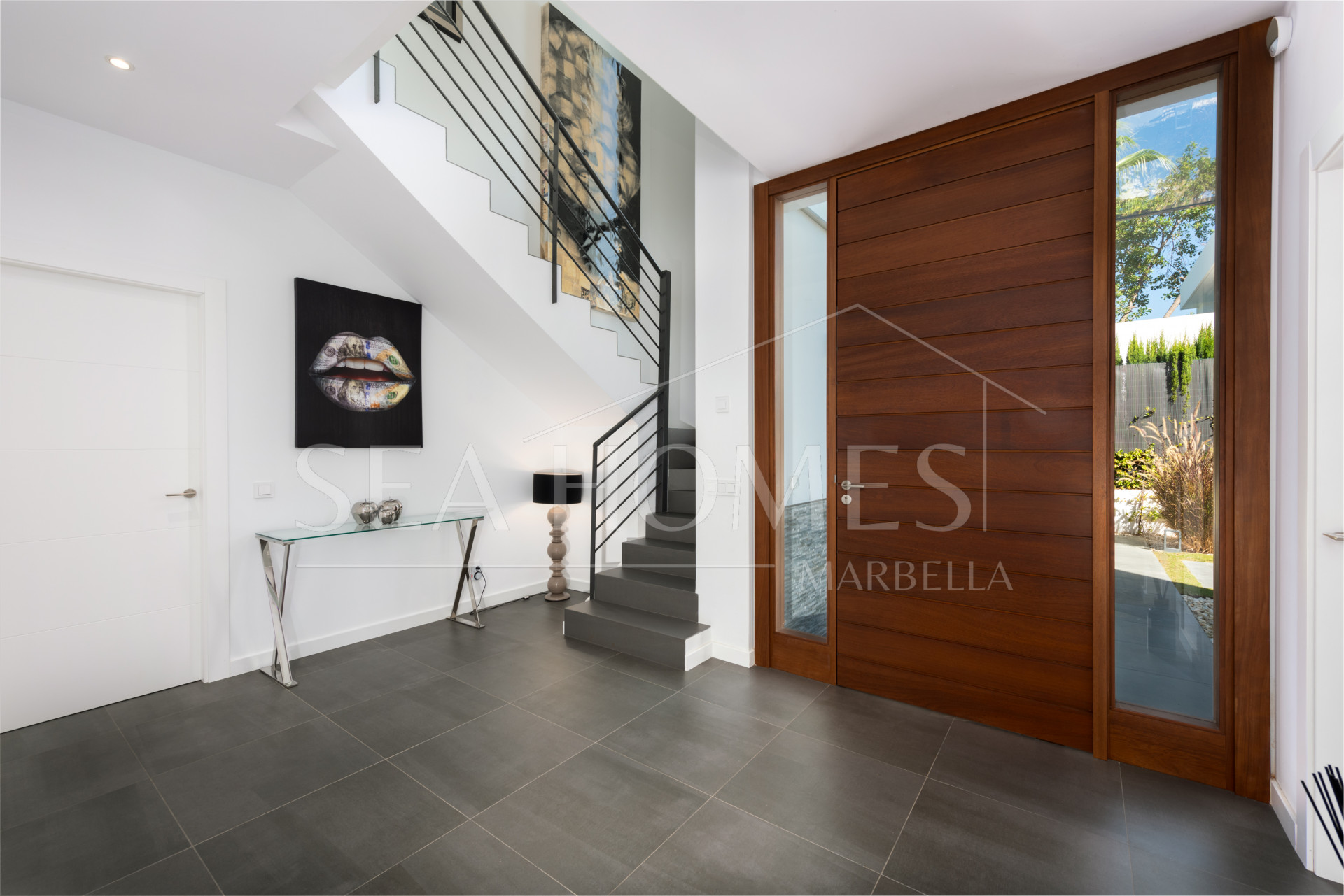 This contemporary four-bedroom detached villa, located in Atalaya Isdabe, is a perfect blend of comfort and luxury