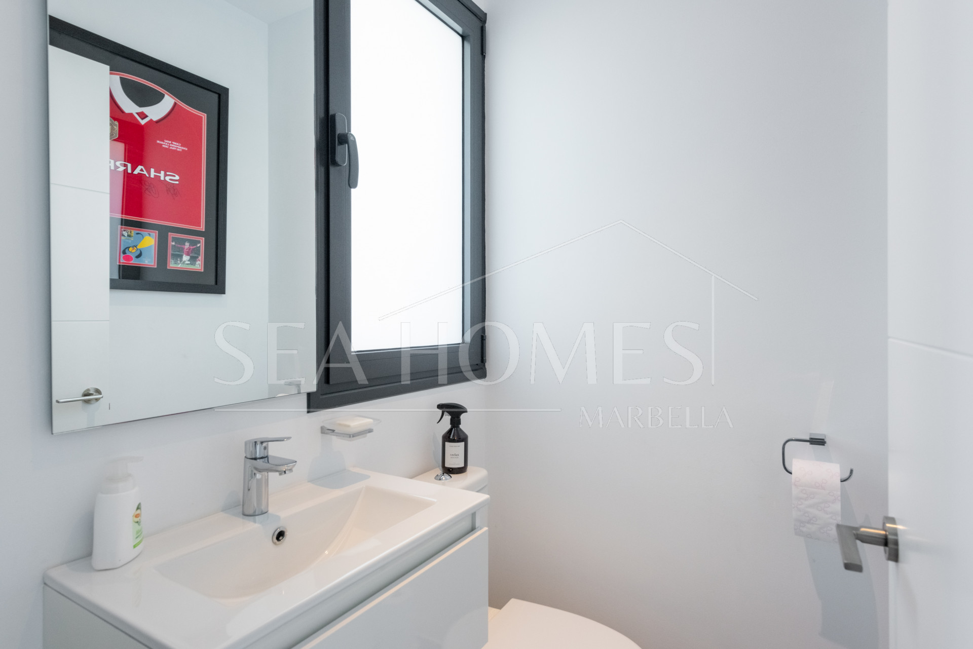 This contemporary four-bedroom detached villa, located in Atalaya Isdabe, is a perfect blend of comfort and luxury