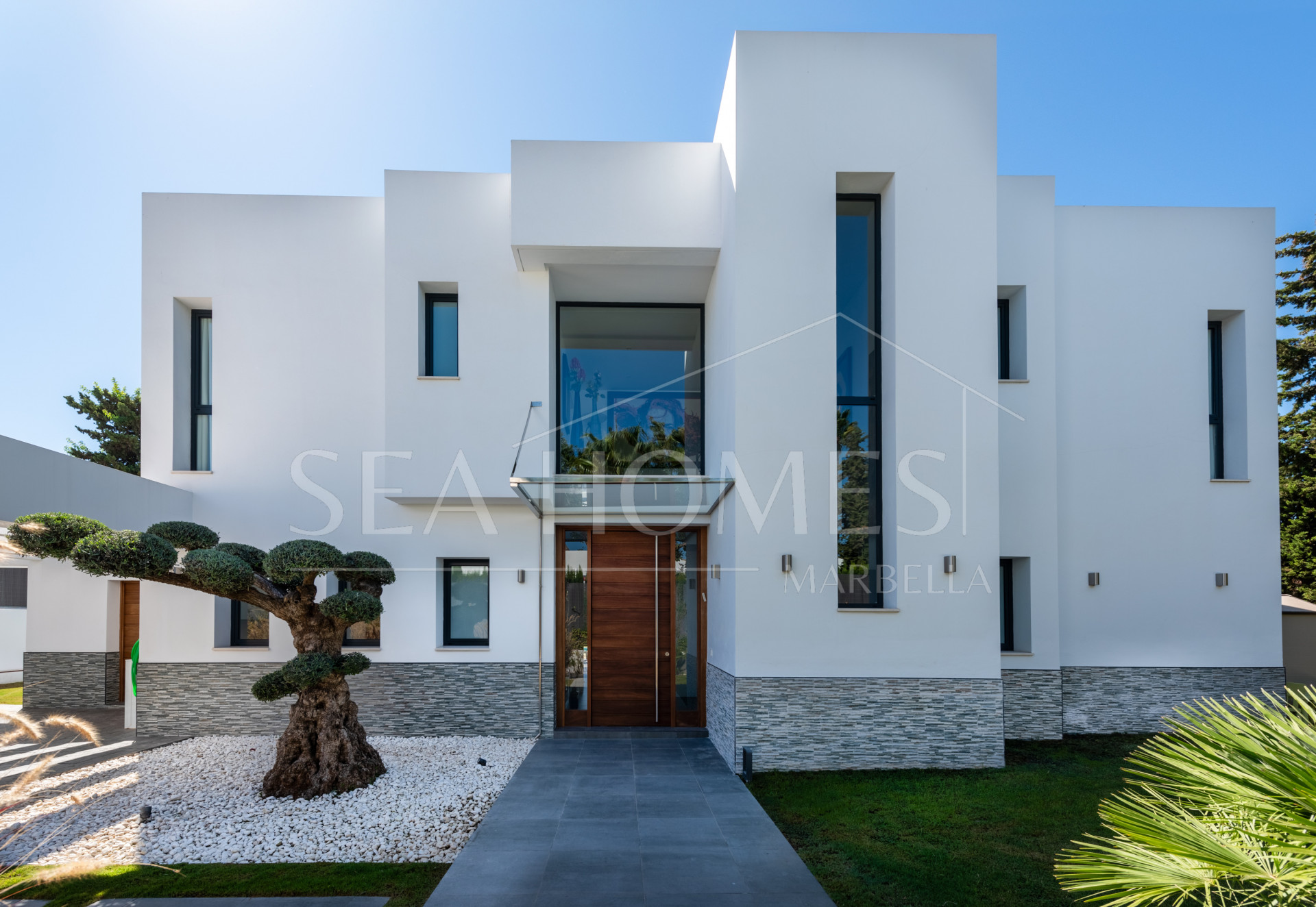 This contemporary four-bedroom detached villa, located in Atalaya Isdabe, is a perfect blend of comfort and luxury