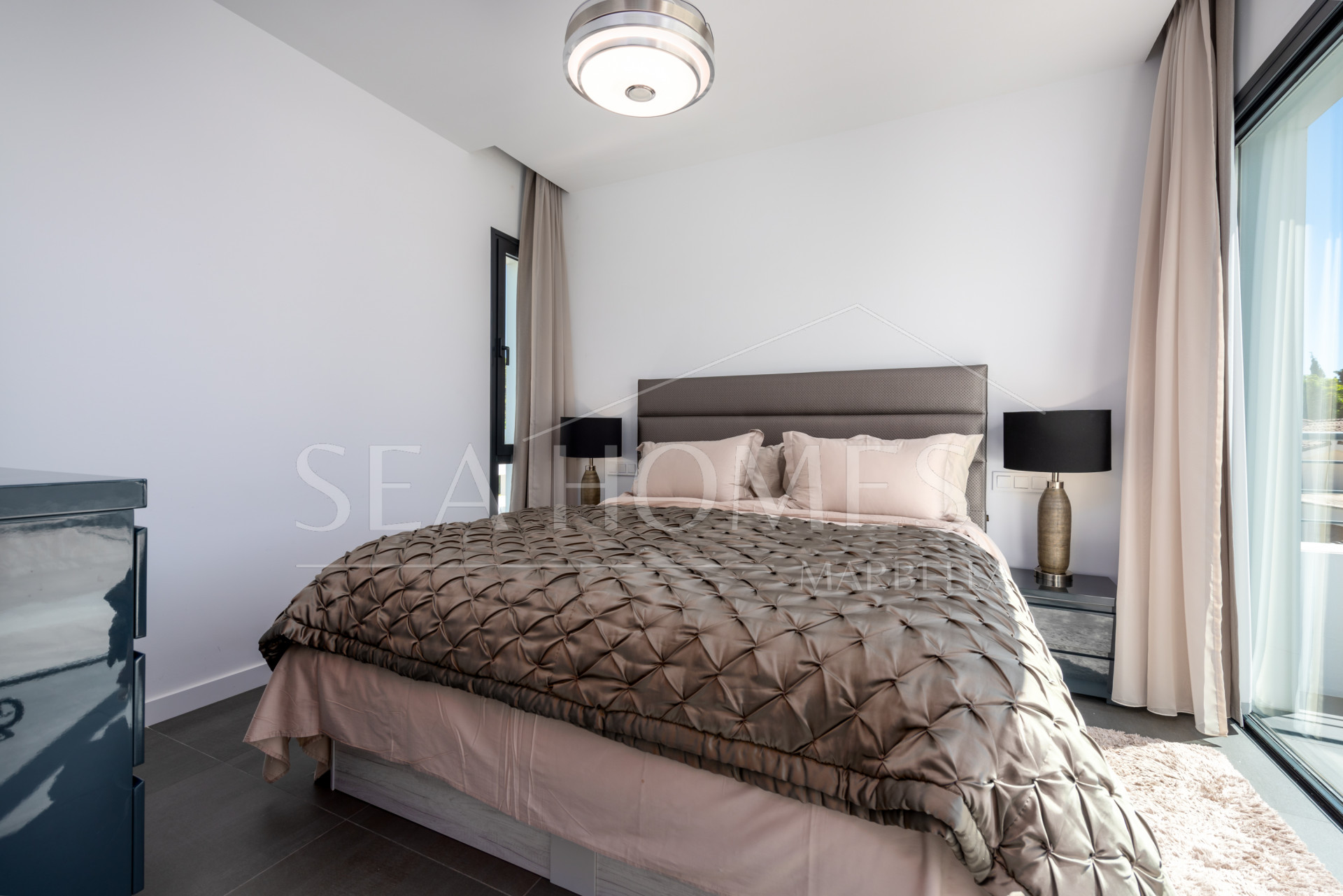 This contemporary four-bedroom detached villa, located in Atalaya Isdabe, is a perfect blend of comfort and luxury