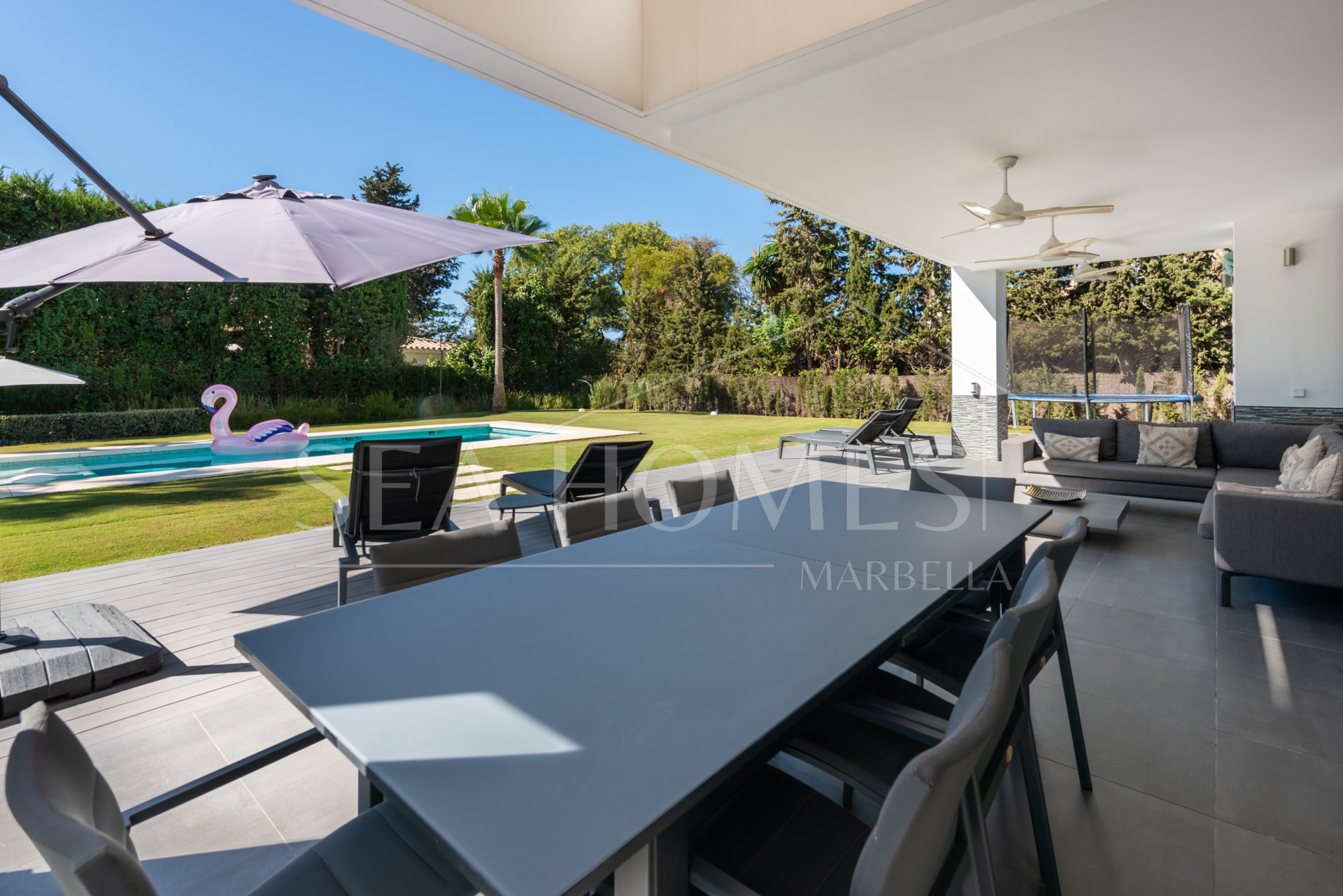 This contemporary four-bedroom detached villa, located in Atalaya Isdabe, is a perfect blend of comfort and luxury