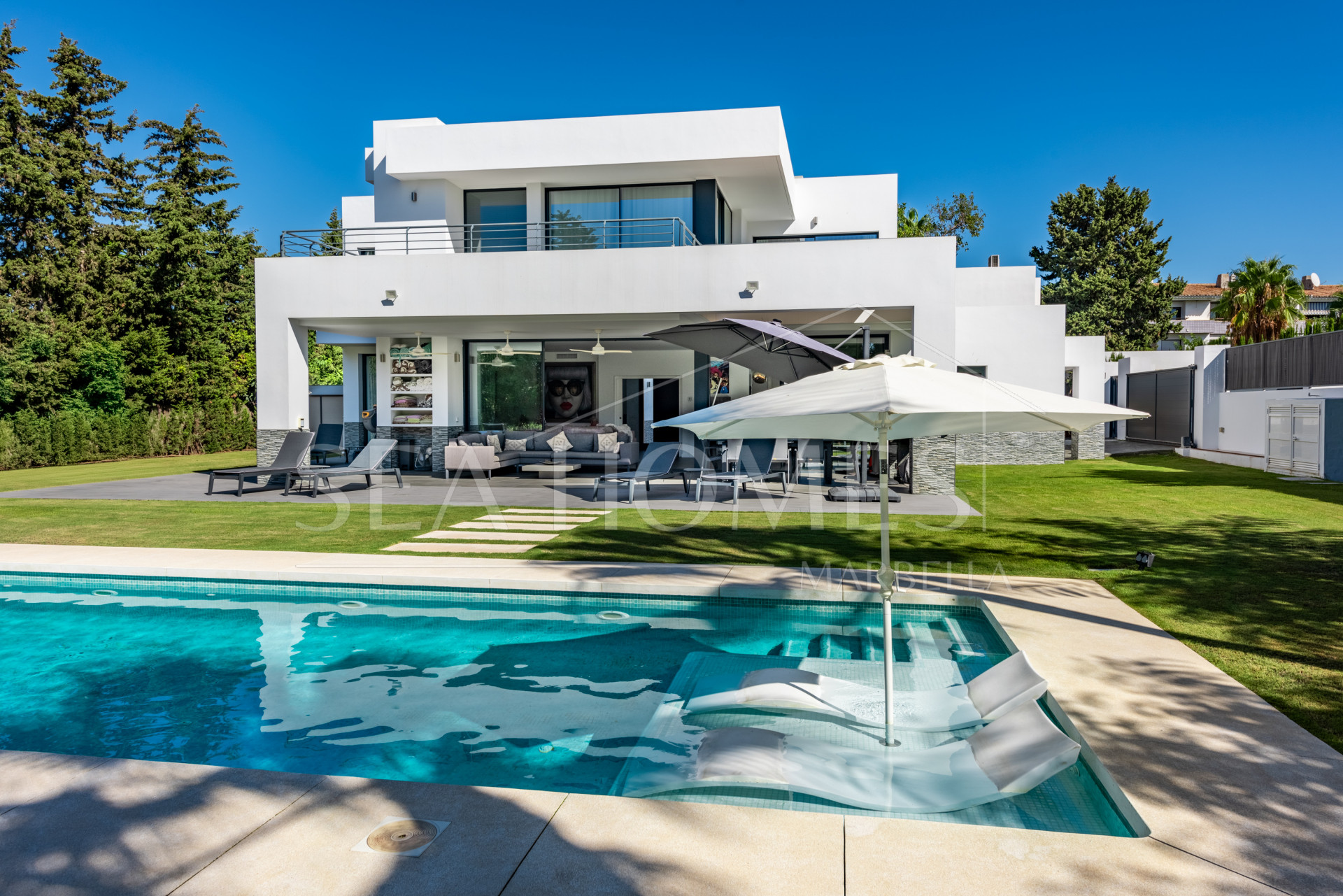 This contemporary four-bedroom detached villa, located in Atalaya Isdabe, is a perfect blend of comfort and luxury