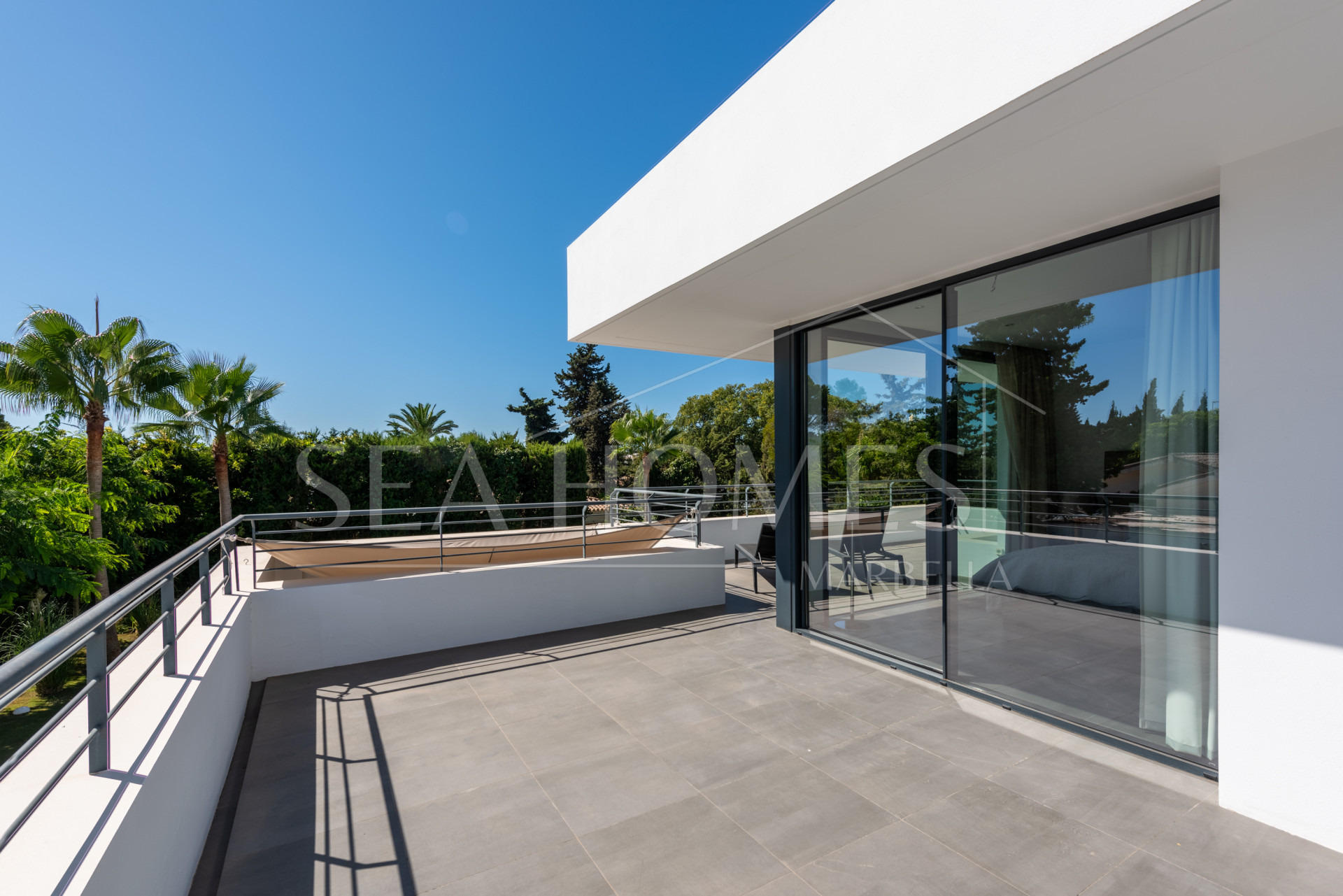 This contemporary four-bedroom detached villa, located in Atalaya Isdabe, is a perfect blend of comfort and luxury