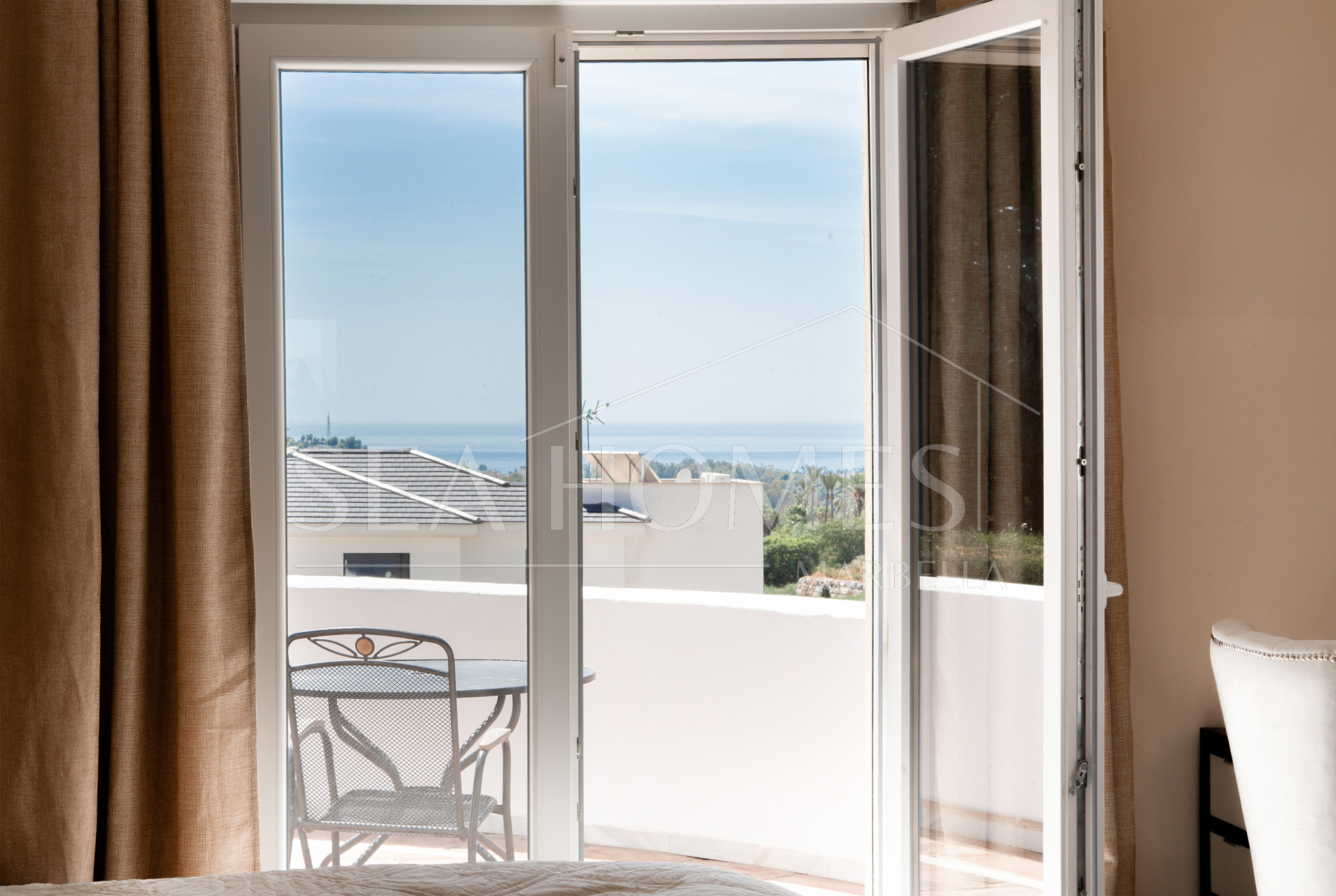 Villa Felisa - Detached Villa in El Paraiso Alto, Benahavis