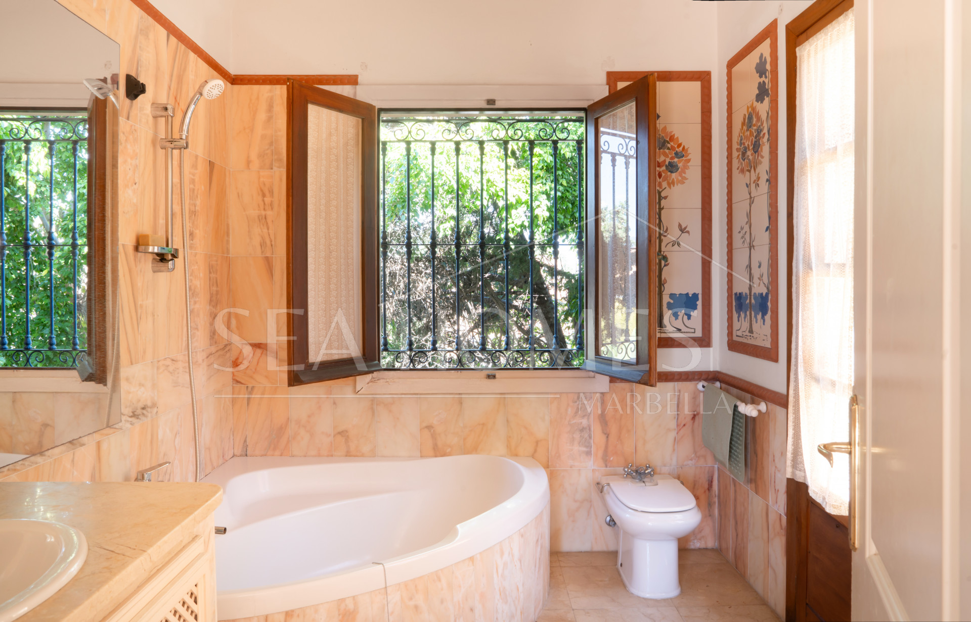 Beachside Villa for sale in Paraiso Barronal, Estepona