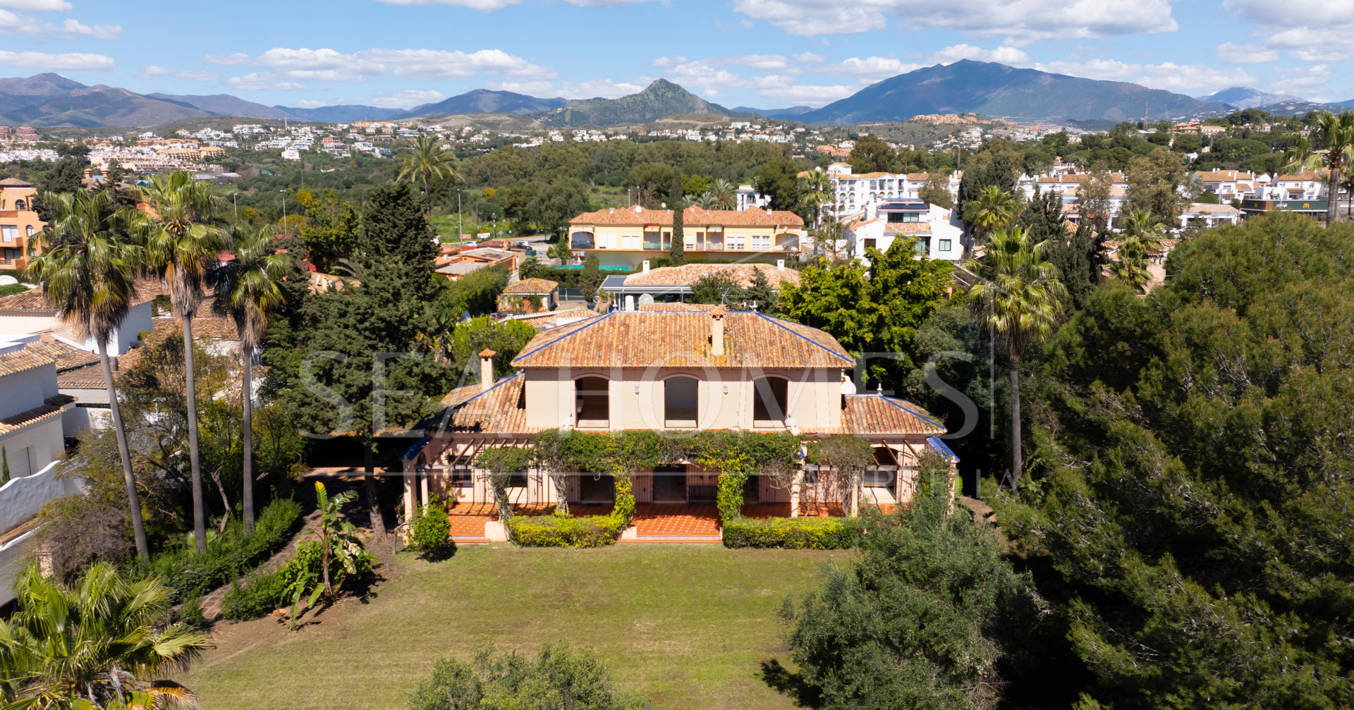 Beachside Villa for sale in Paraiso Barronal, Estepona