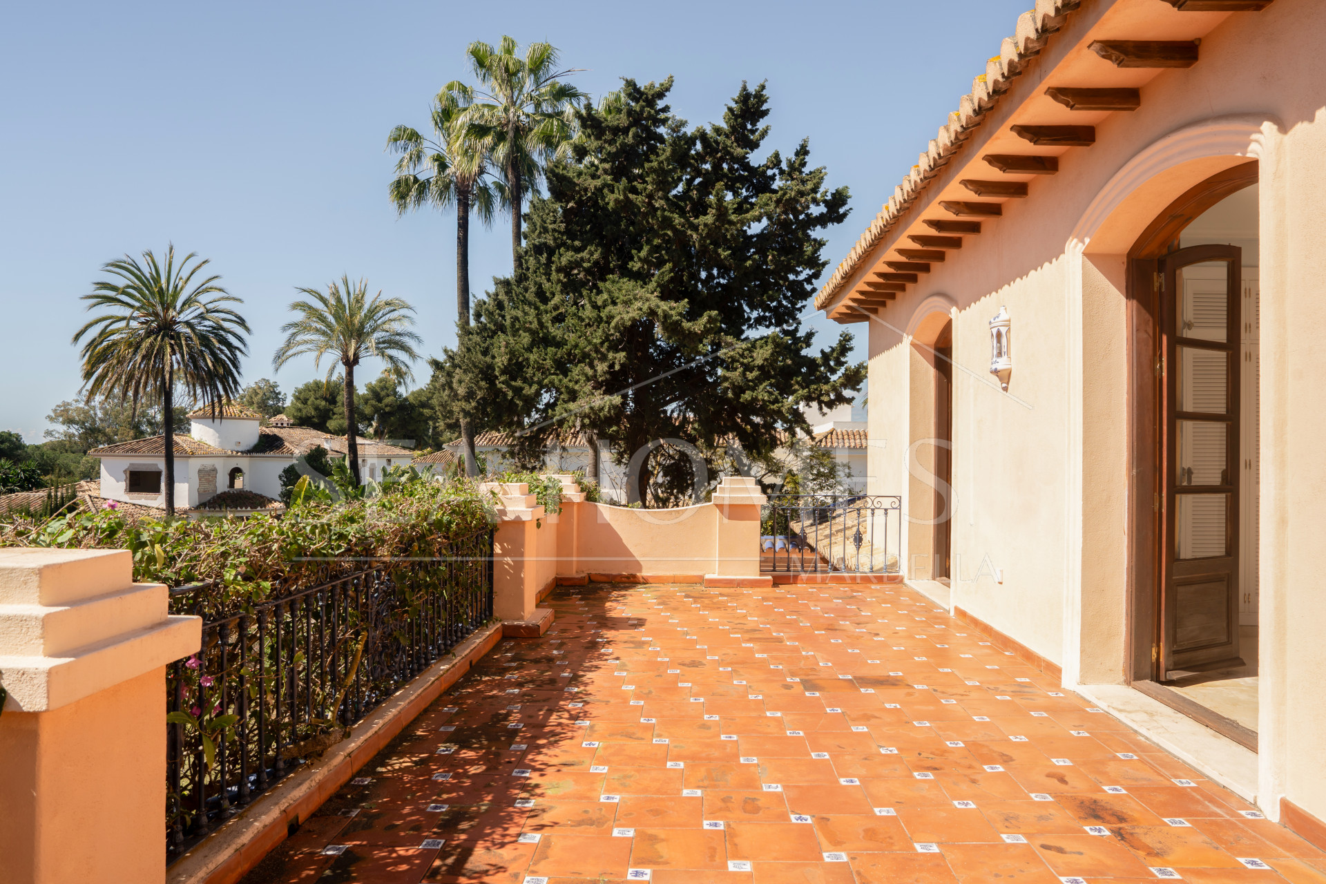 Beachside Villa for sale in Paraiso Barronal, Estepona