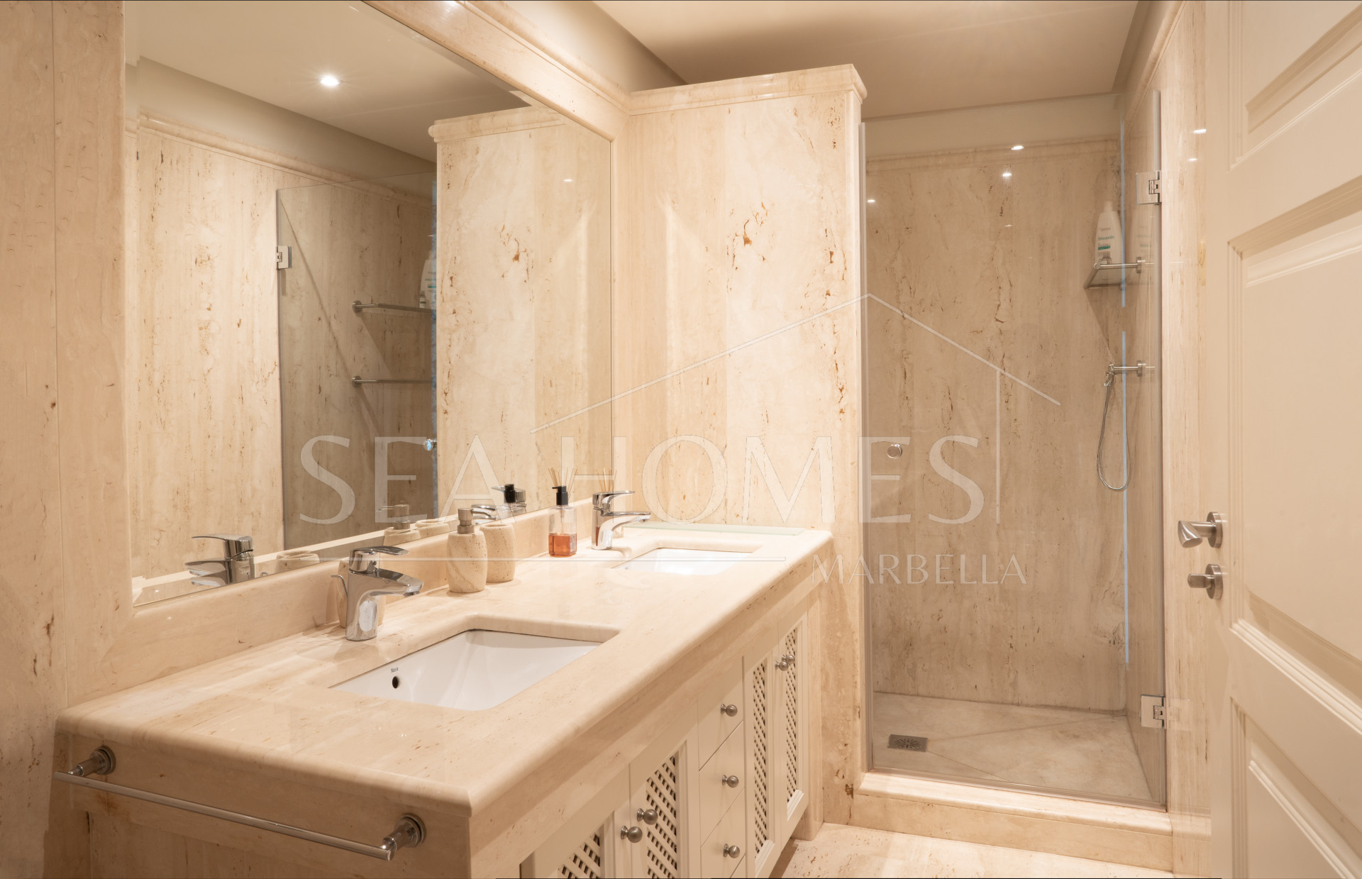 Exclusive Ground-Floor Apartment in Doncella Beach, Estepona