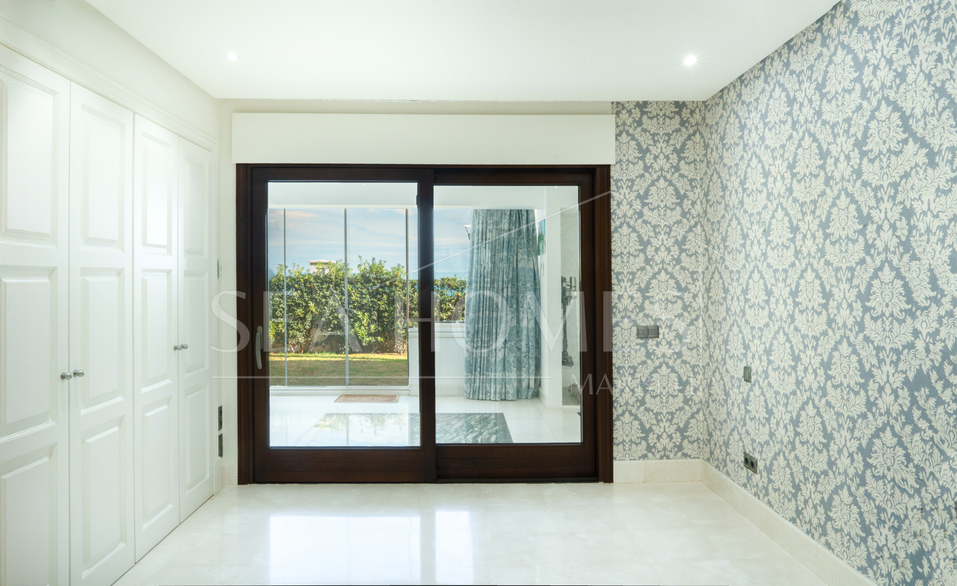 Exclusive Ground-Floor Apartment in Doncella Beach, Estepona