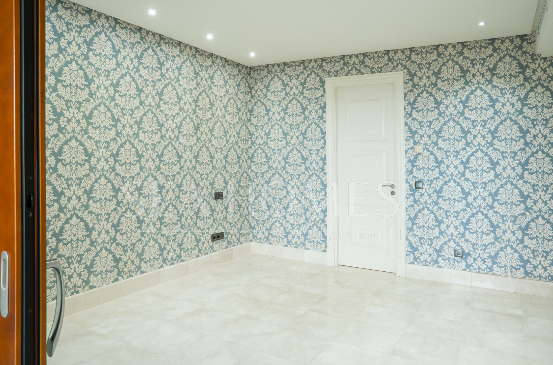 Exclusive Ground-Floor Apartment in Doncella Beach, Estepona