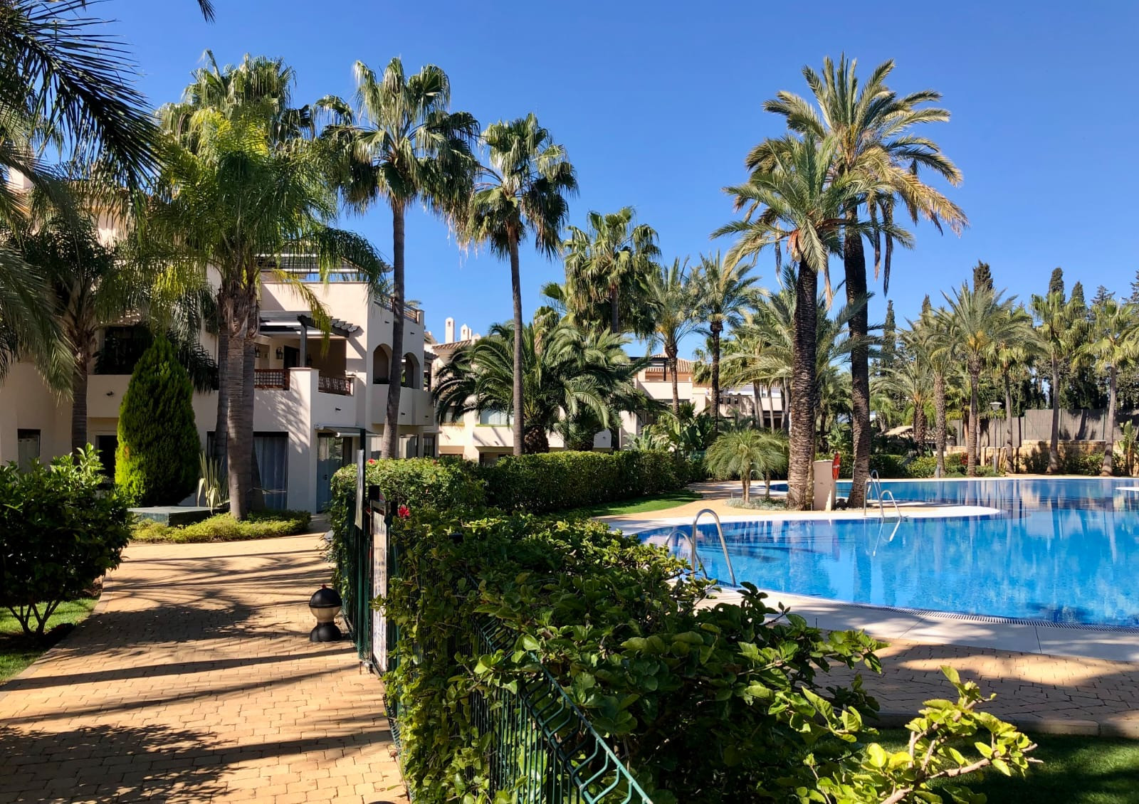 Medina de Banús – Exclusive Ground-Floor Apartment with Private Garden