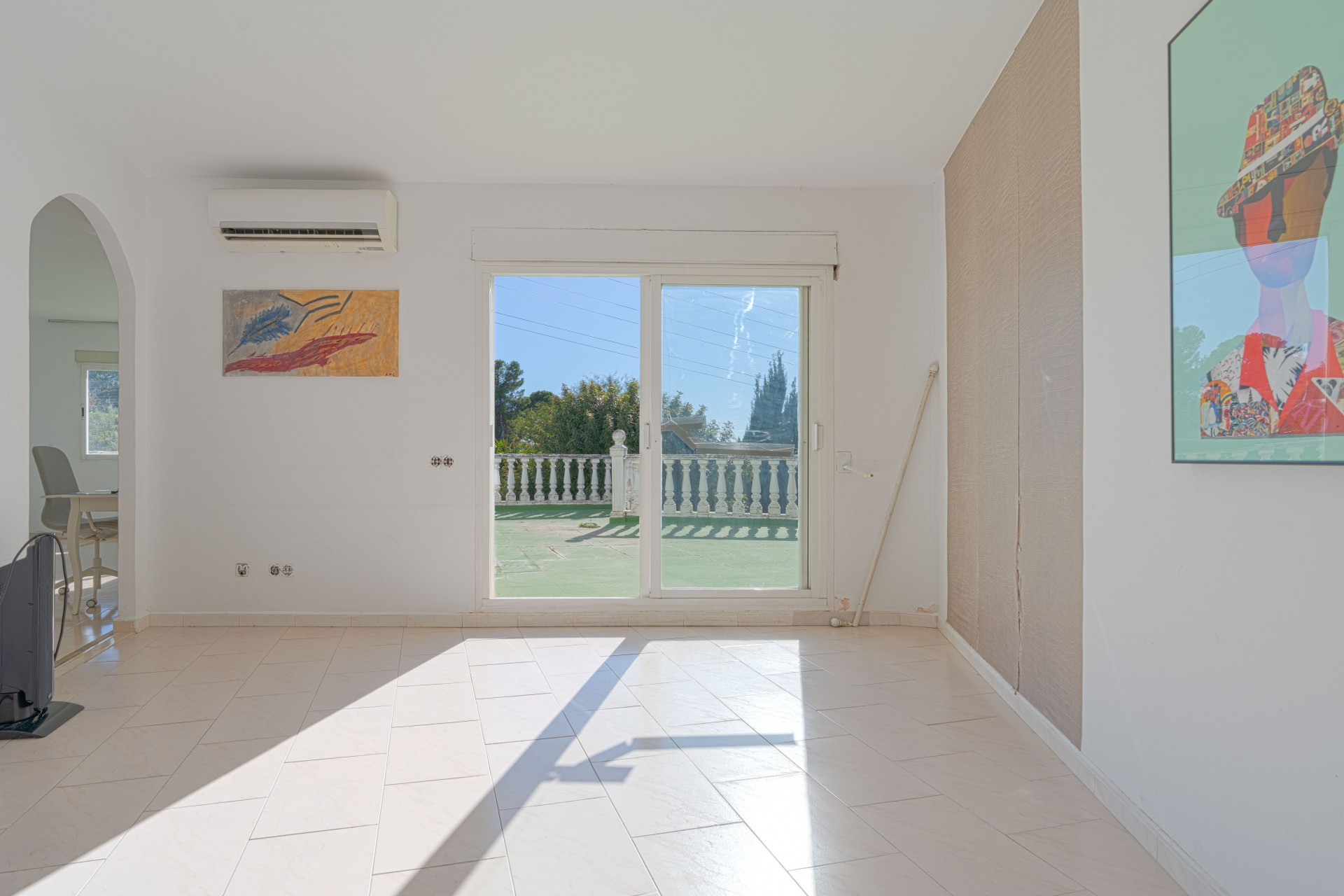 Bright chalet in Nueva Andalucía, just five minutes from Puerto Banús. The property offers a living–dining room with access to terraces with sea views, an independent kitchen and three bedrooms.