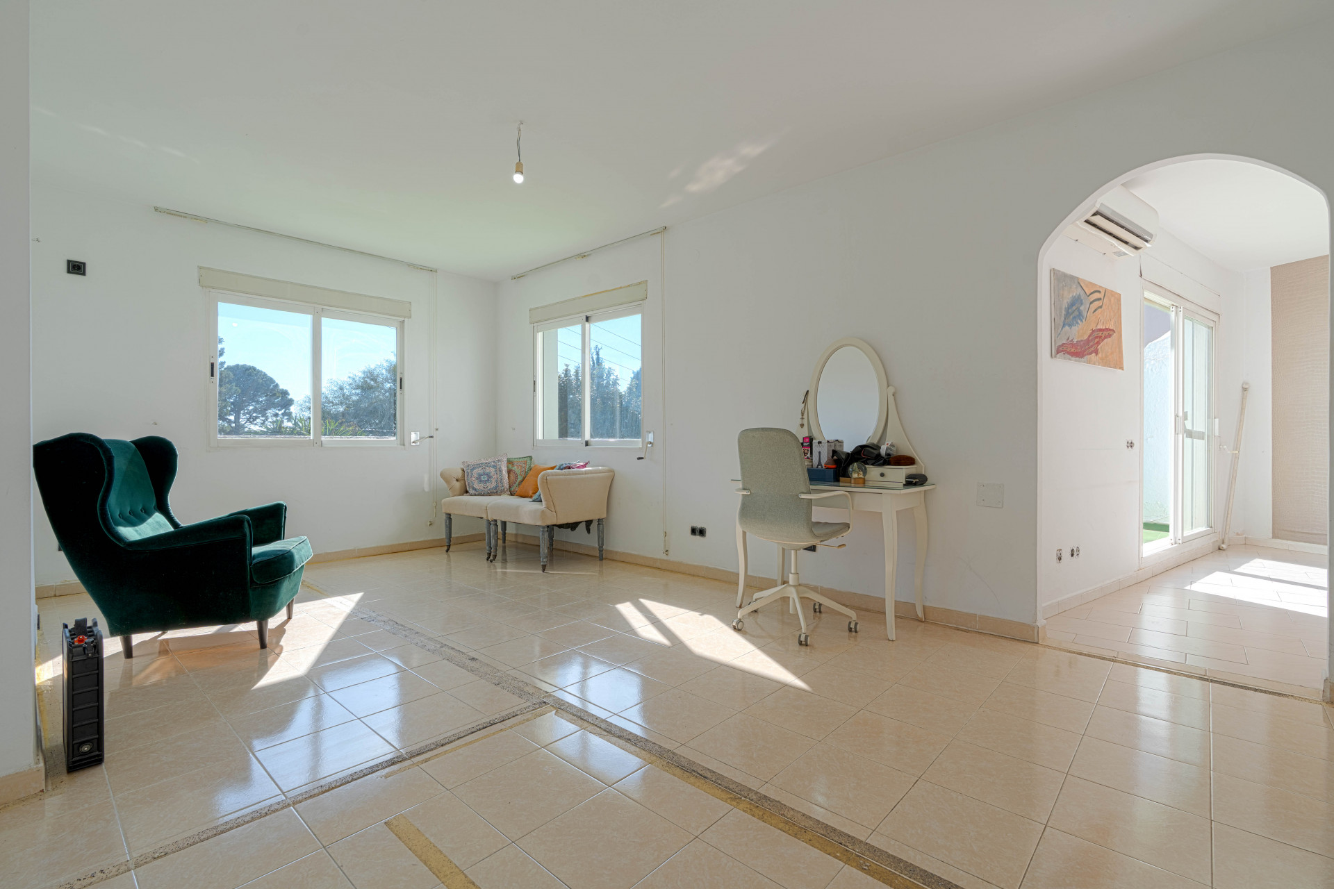 Bright chalet in Nueva Andalucía, just five minutes from Puerto Banús. The property offers a living–dining room with access to terraces with sea views, an independent kitchen and three bedrooms.