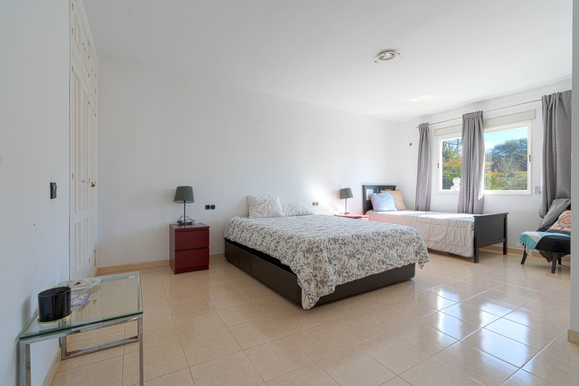 Bright chalet in Nueva Andalucía, just five minutes from Puerto Banús. The property offers a living–dining room with access to terraces with sea views, an independent kitchen and three bedrooms.