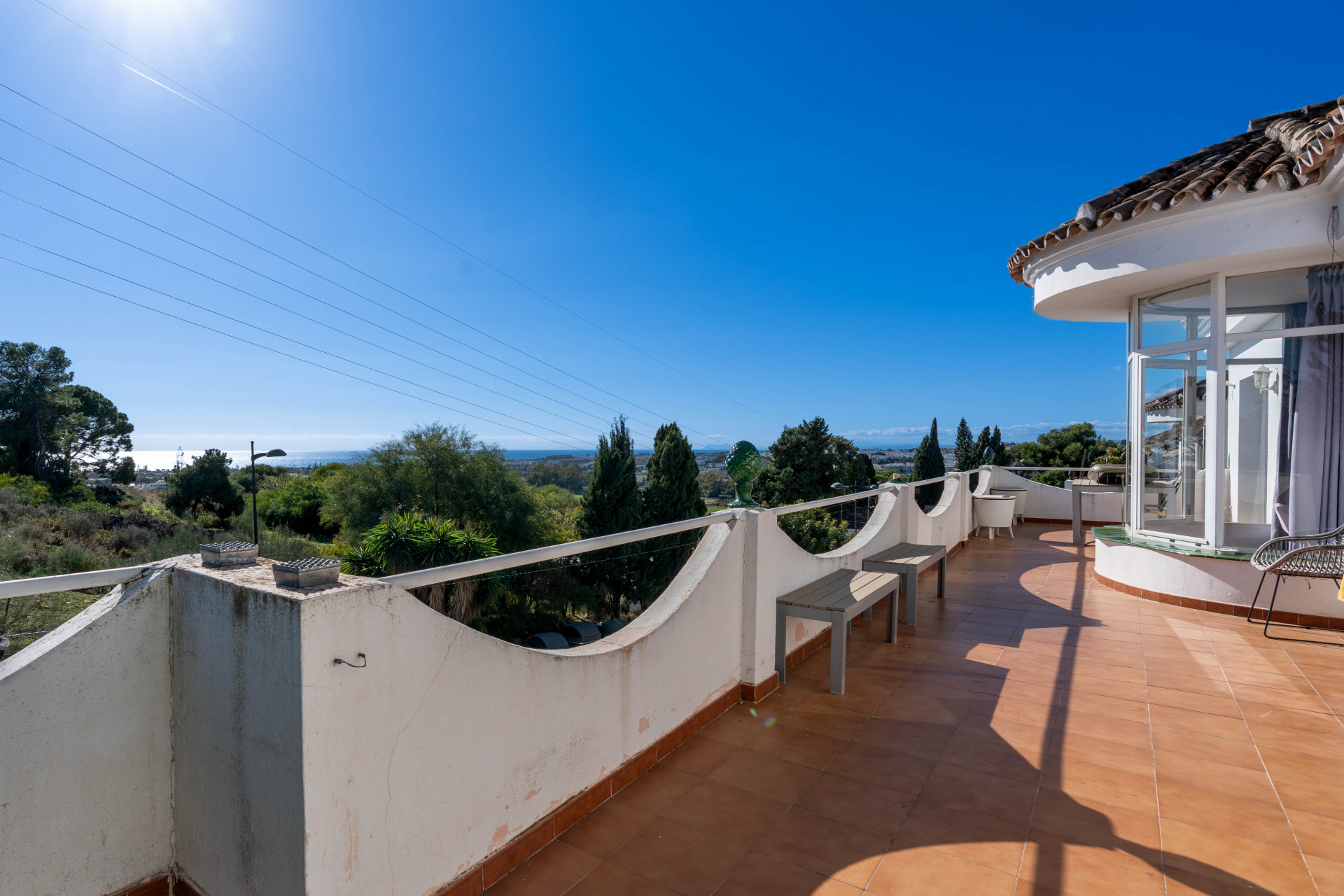 Bright chalet in Nueva Andalucía, just five minutes from Puerto Banús. The property offers a living–dining room with access to terraces with sea views, an independent kitchen and three bedrooms.