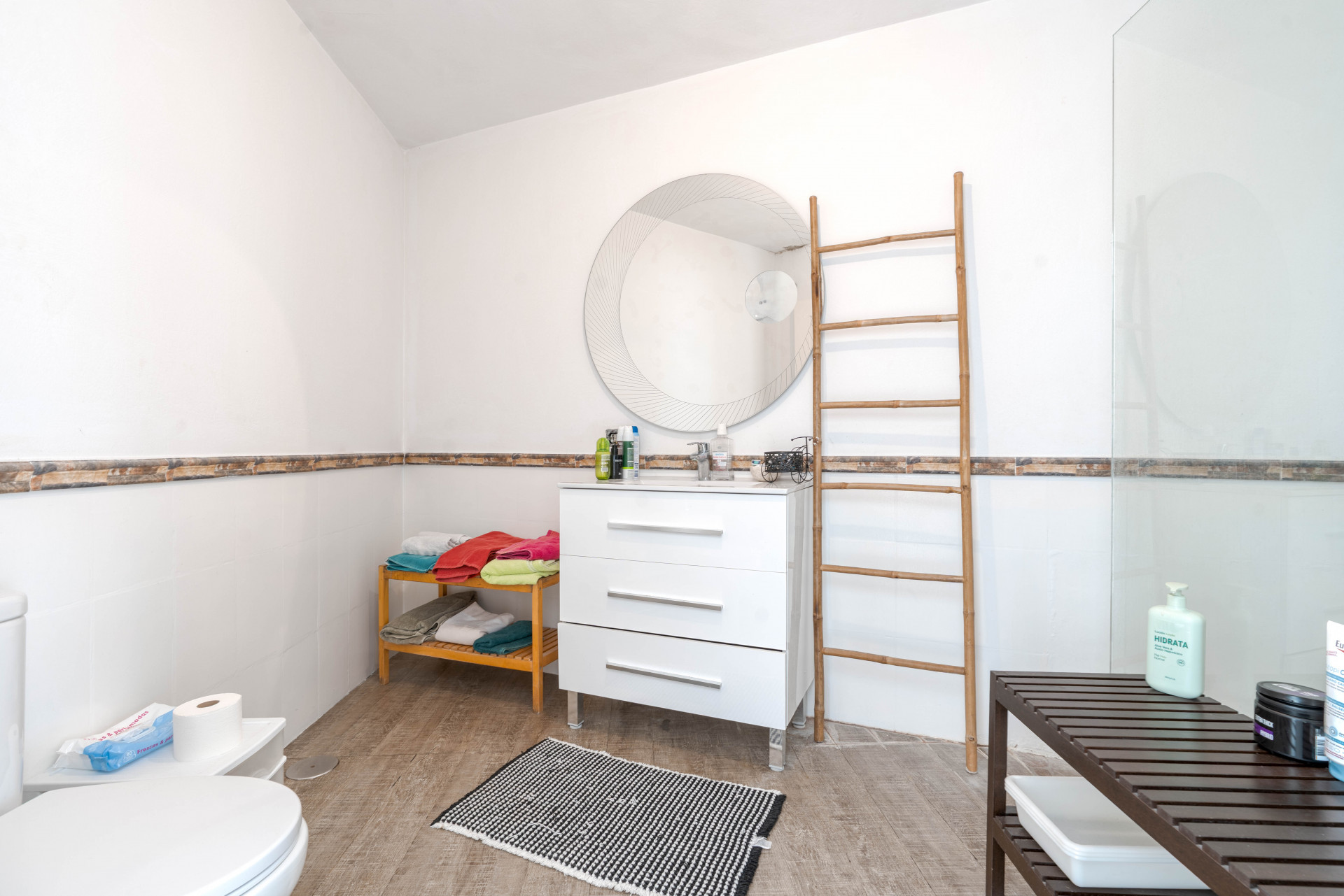 Bright chalet in Nueva Andalucía, just five minutes from Puerto Banús. The property offers a living–dining room with access to terraces with sea views, an independent kitchen and three bedrooms.