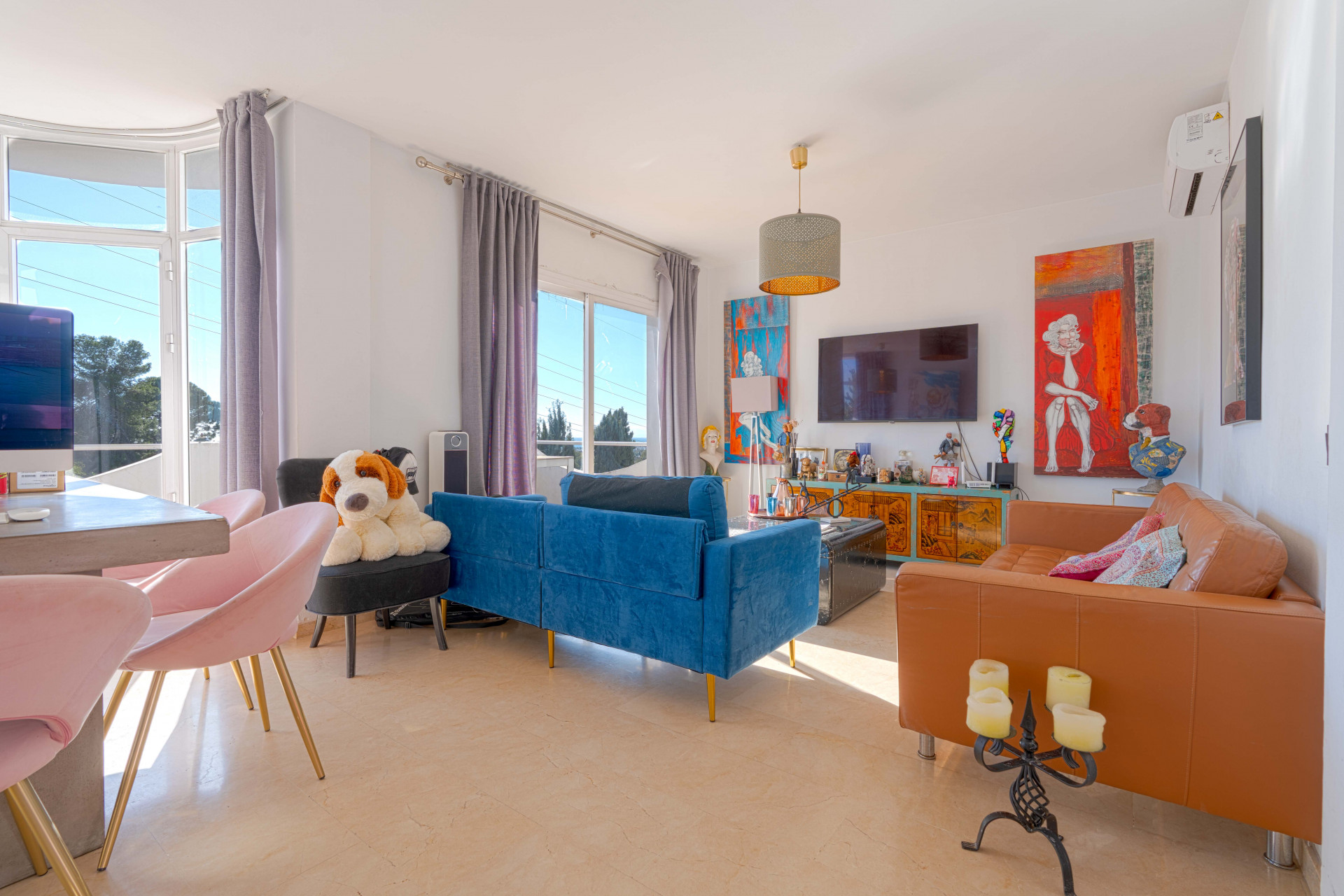 Bright chalet in Nueva Andalucía, just five minutes from Puerto Banús. The property offers a living–dining room with access to terraces with sea views, an independent kitchen and three bedrooms.