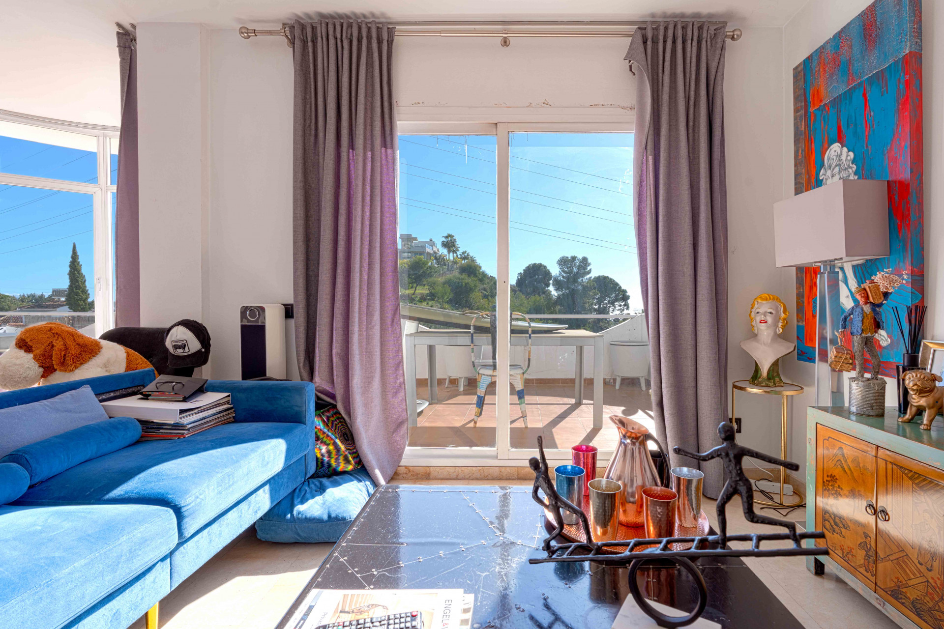 Bright chalet in Nueva Andalucía, just five minutes from Puerto Banús. The property offers a living–dining room with access to terraces with sea views, an independent kitchen and three bedrooms.