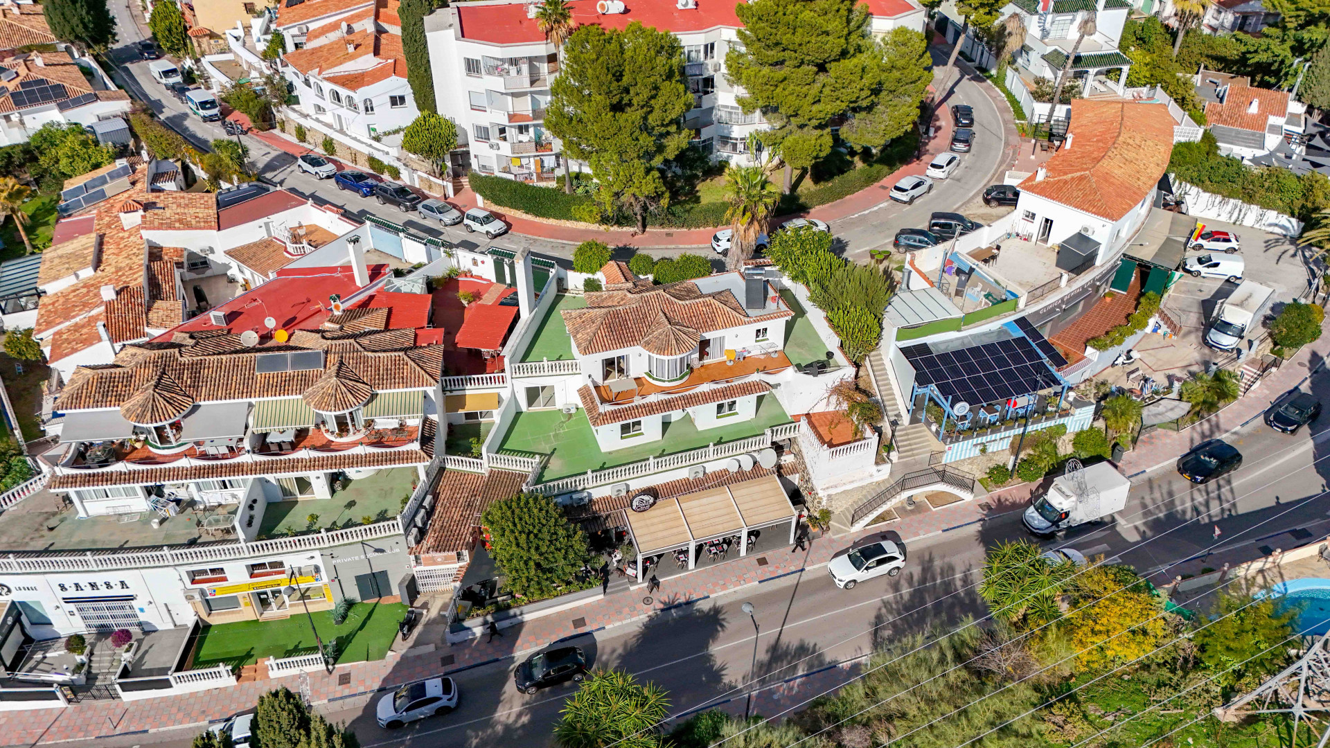 Bright chalet in Nueva Andalucía, just five minutes from Puerto Banús. The property offers a living–dining room with access to terraces with sea views, an independent kitchen and three bedrooms.