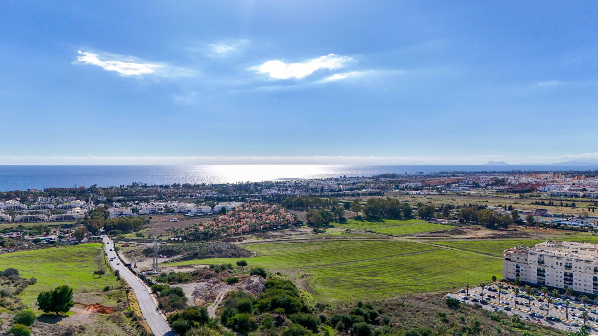 Bright chalet in Nueva Andalucía, just five minutes from Puerto Banús. The property offers a living–dining room with access to terraces with sea views, an independent kitchen and three bedrooms.