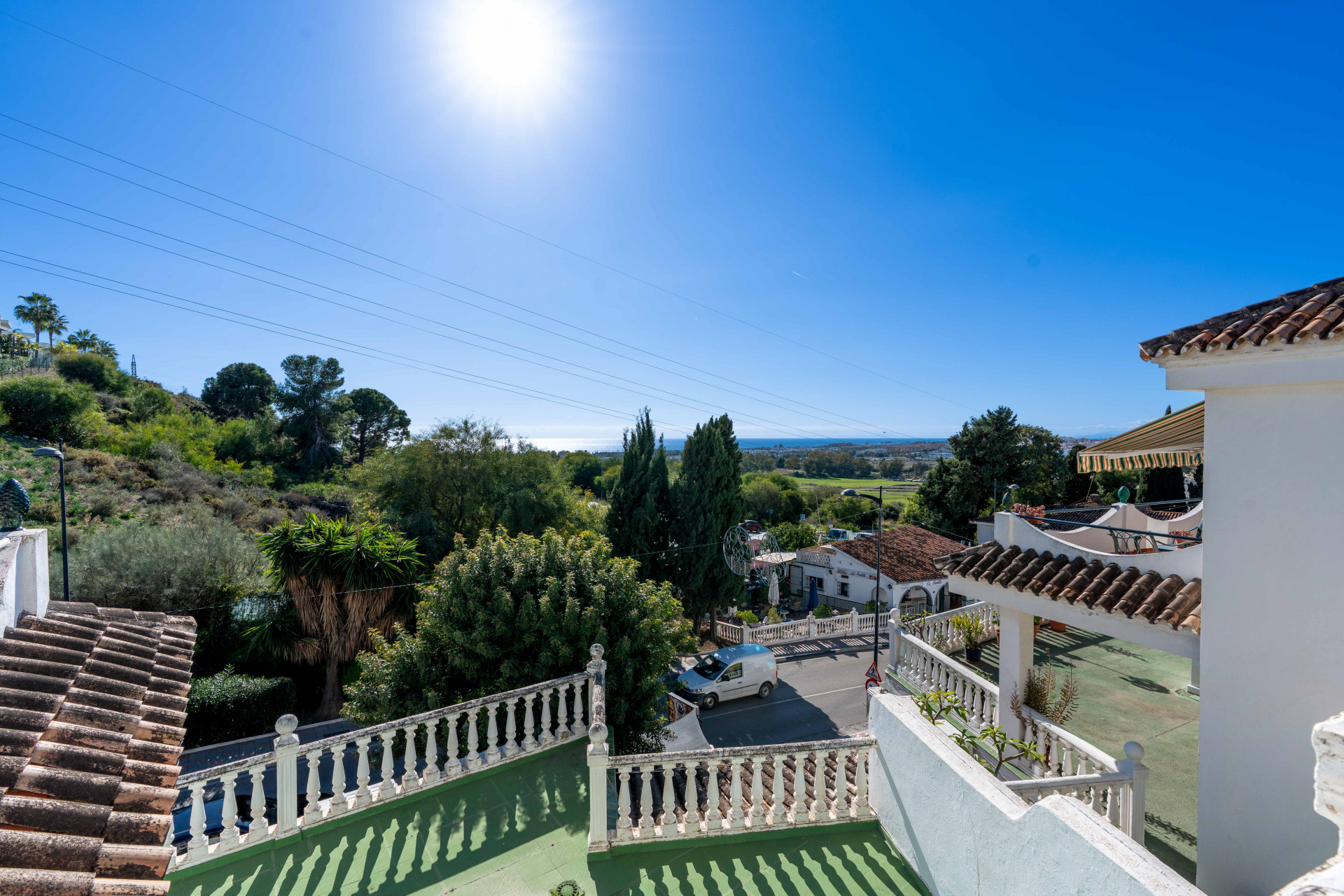 Bright chalet in Nueva Andalucía, just five minutes from Puerto Banús. The property offers a living–dining room with access to terraces with sea views, an independent kitchen and three bedrooms.