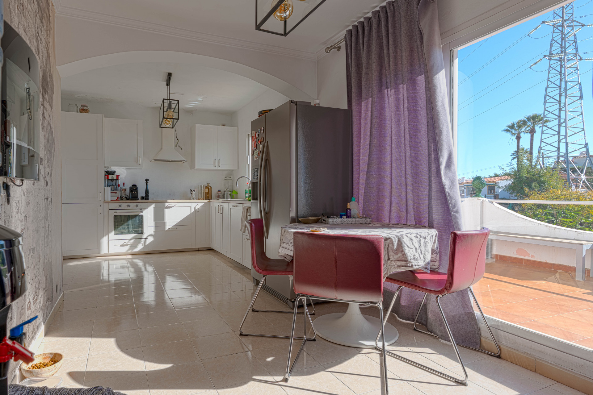 Bright chalet in Nueva Andalucía, just five minutes from Puerto Banús. The property offers a living–dining room with access to terraces with sea views, an independent kitchen and three bedrooms.