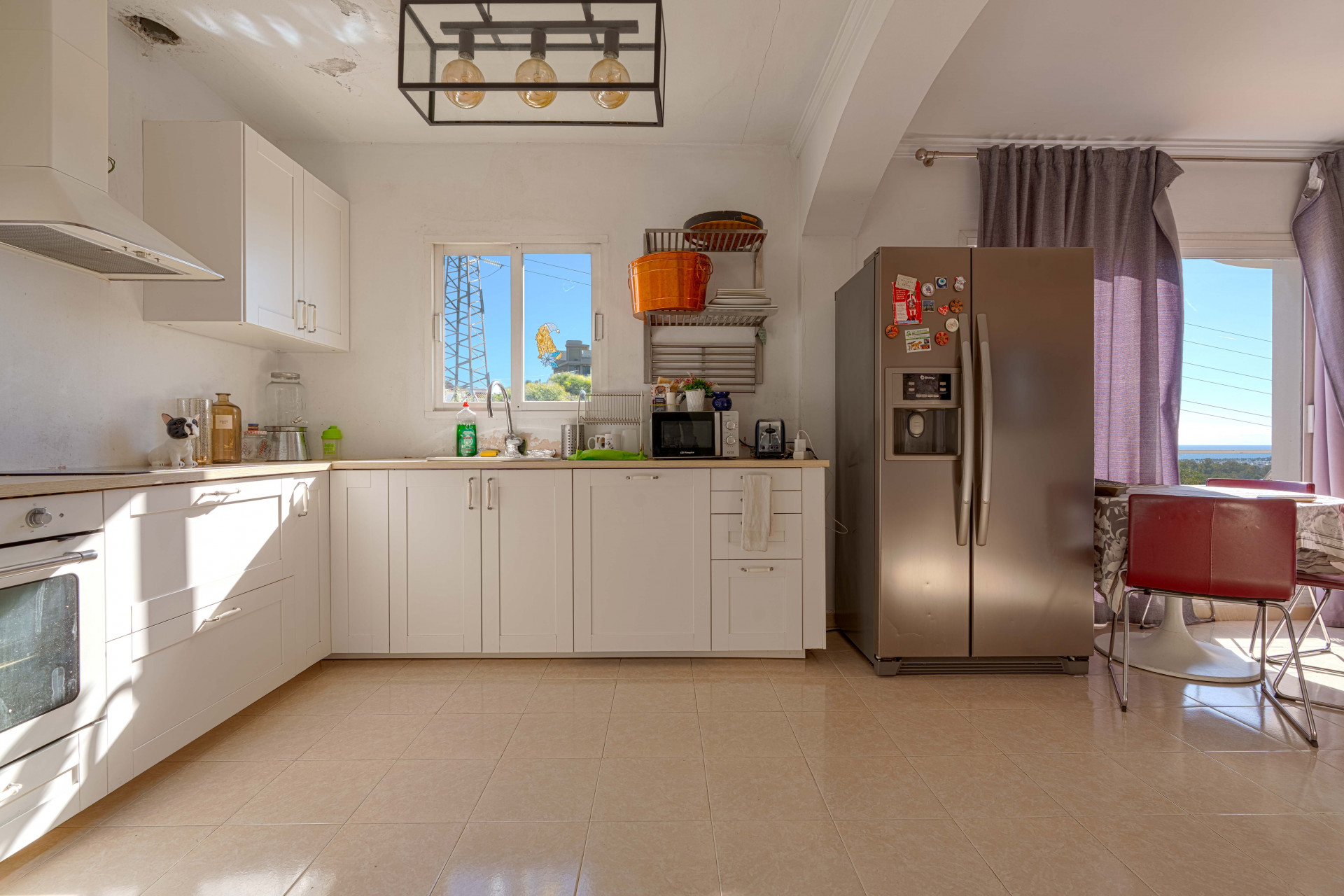 Bright chalet in Nueva Andalucía, just five minutes from Puerto Banús. The property offers a living–dining room with access to terraces with sea views, an independent kitchen and three bedrooms.