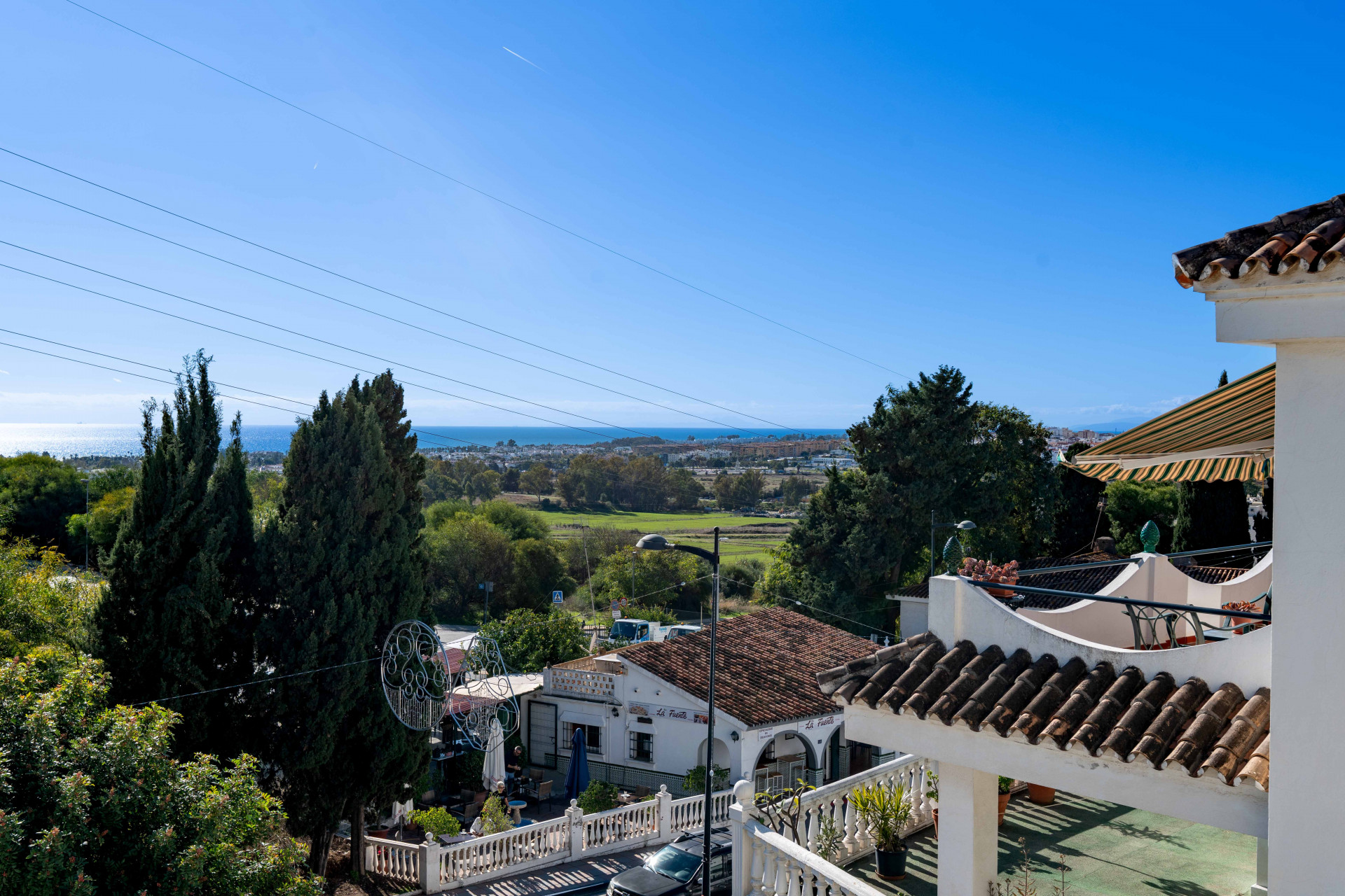 Bright chalet in Nueva Andalucía, just five minutes from Puerto Banús. The property offers a living–dining room with access to terraces with sea views, an independent kitchen and three bedrooms.