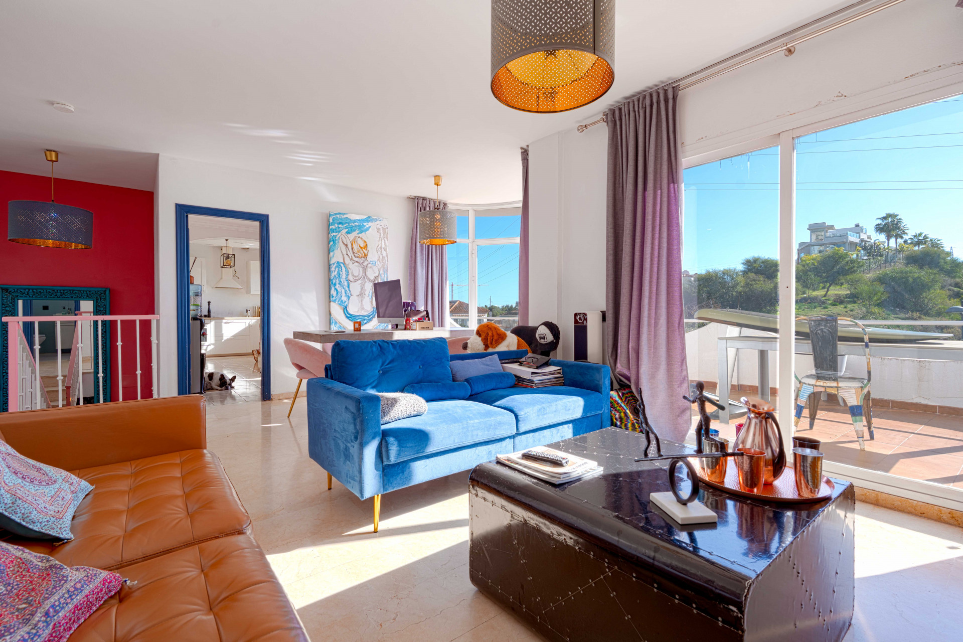 Bright chalet in Nueva Andalucía, just five minutes from Puerto Banús. The property offers a living–dining room with access to terraces with sea views, an independent kitchen and three bedrooms.