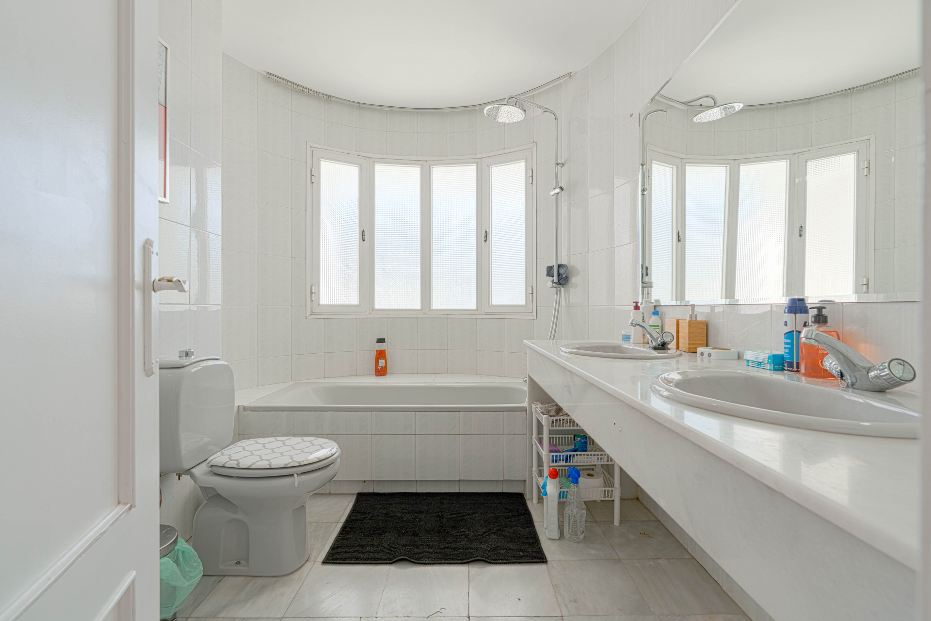 Bright chalet in Nueva Andalucía, just five minutes from Puerto Banús. The property offers a living–dining room with access to terraces with sea views, an independent kitchen and three bedrooms.