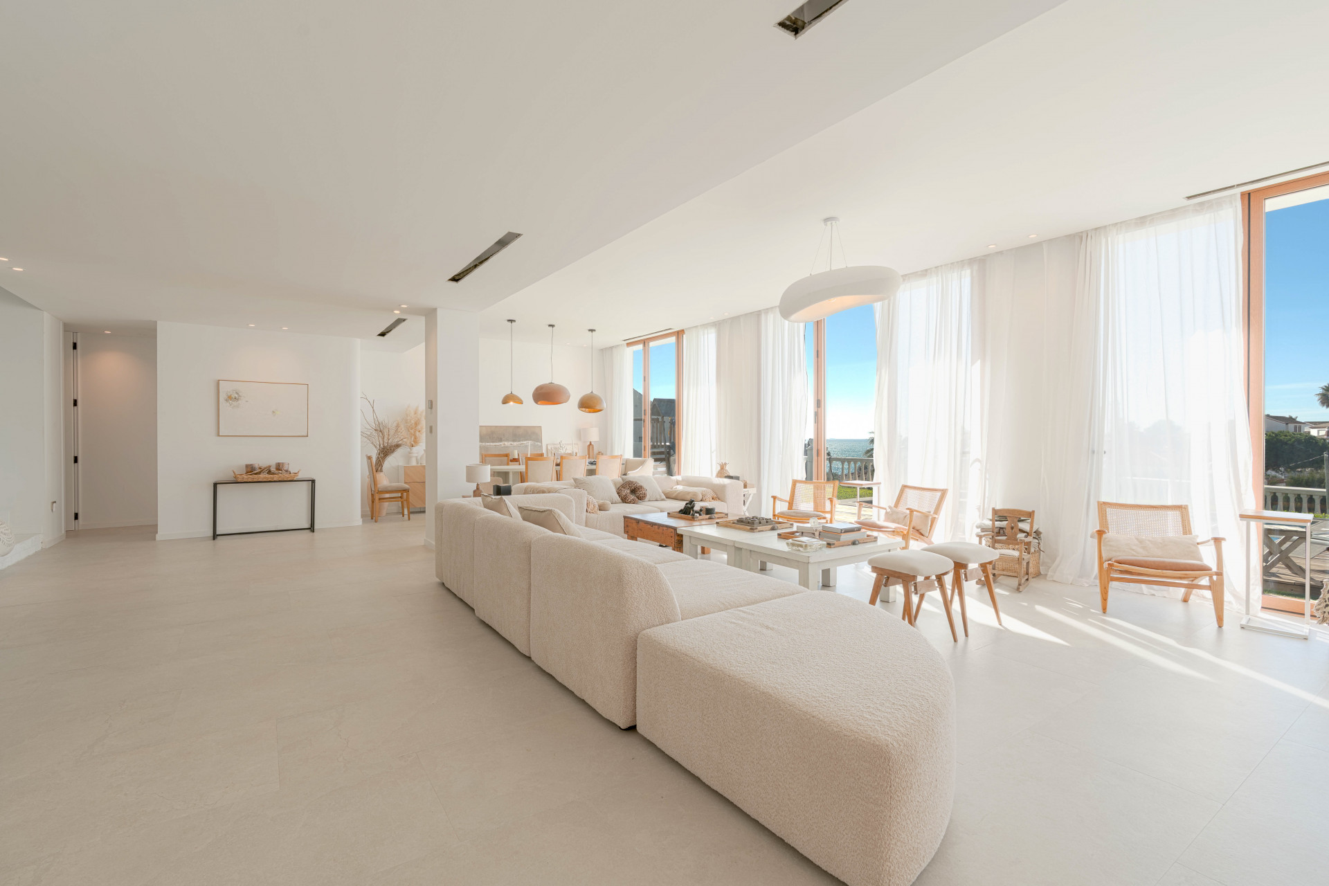 Detached villa located in El Faro de Mijas, offering open views of the Mediterranean Sea and the lighthouse. A truly exclusive property due to its location, views and design quality. Offered ready to enjoy, including furniture and décor.