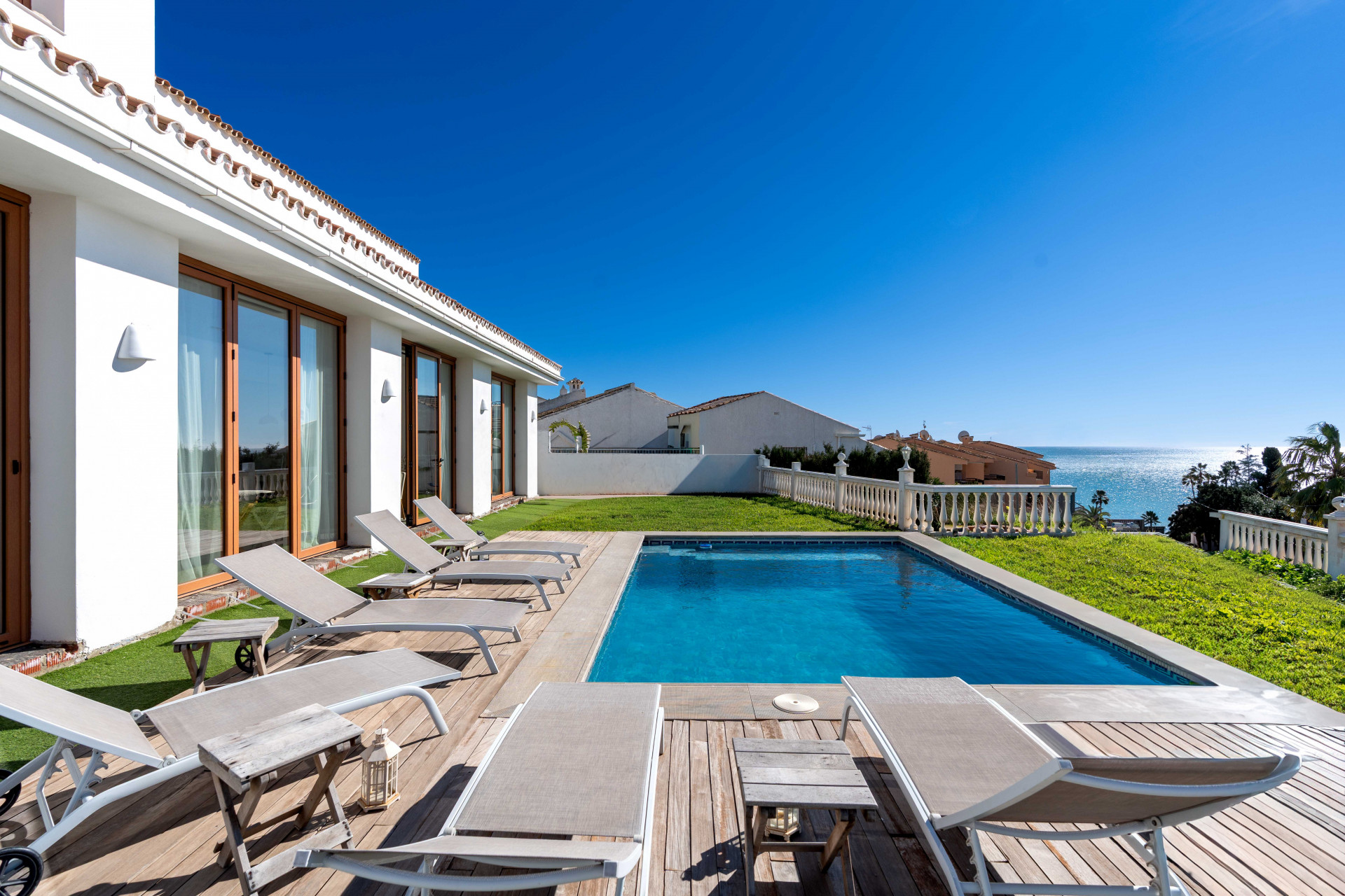 Detached villa located in El Faro de Mijas, offering open views of the Mediterranean Sea and the lighthouse. A truly exclusive property due to its location, views and design quality. Offered ready to enjoy, including furniture and décor.