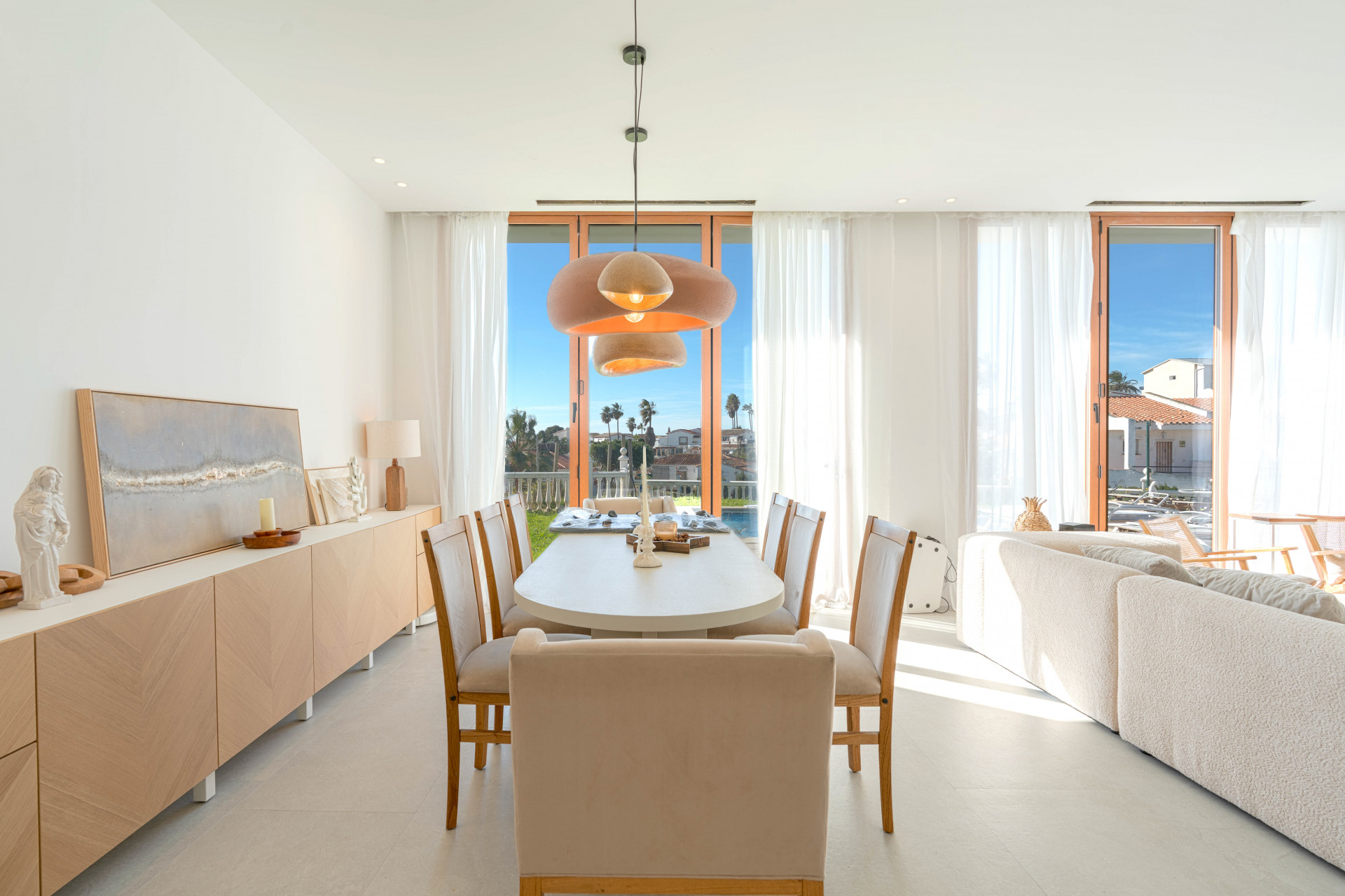 Detached villa located in El Faro de Mijas, offering open views of the Mediterranean Sea and the lighthouse. A truly exclusive property due to its location, views and design quality. Offered ready to enjoy, including furniture and décor.