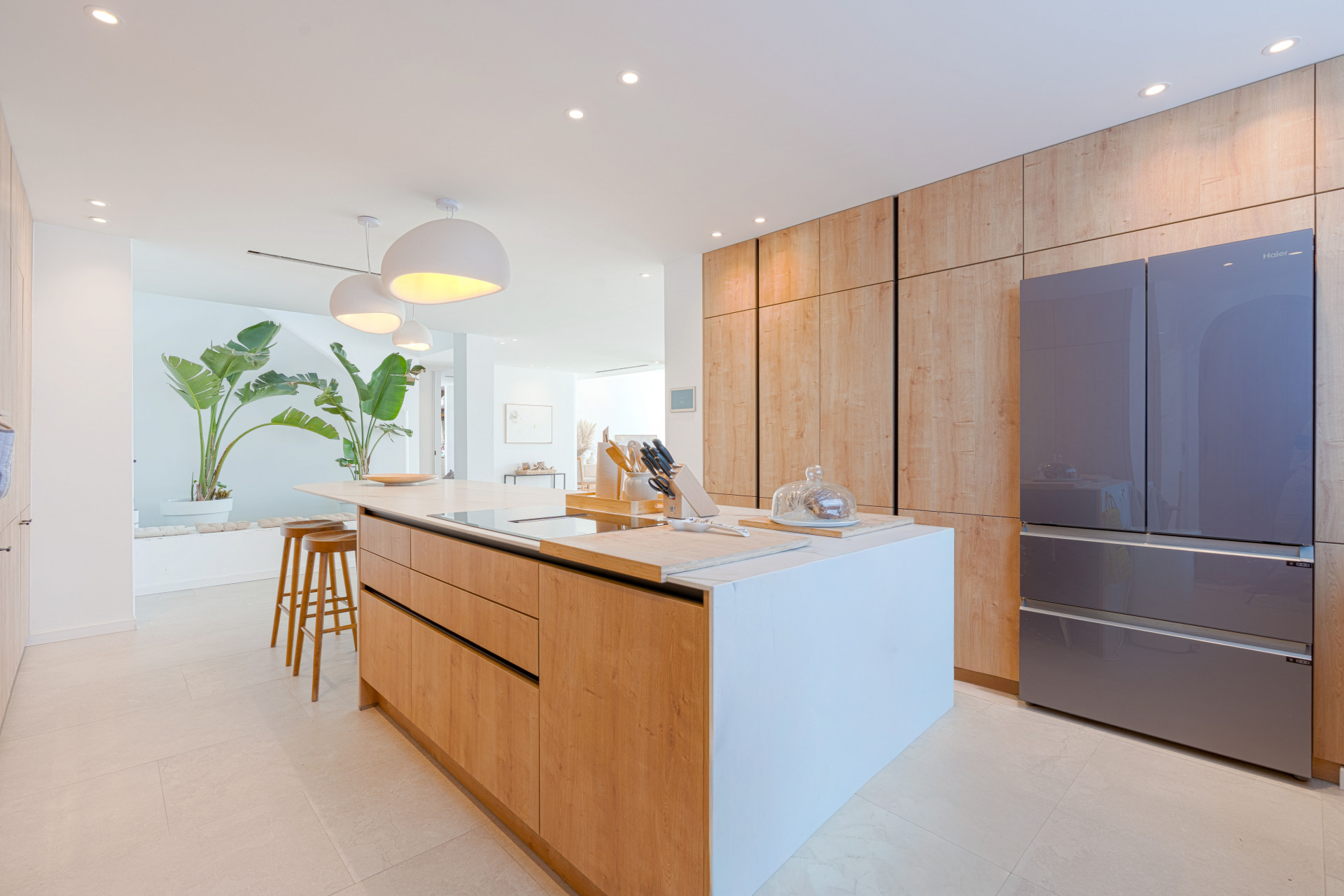 Detached villa located in El Faro de Mijas, offering open views of the Mediterranean Sea and the lighthouse. A truly exclusive property due to its location, views and design quality. Offered ready to enjoy, including furniture and décor.