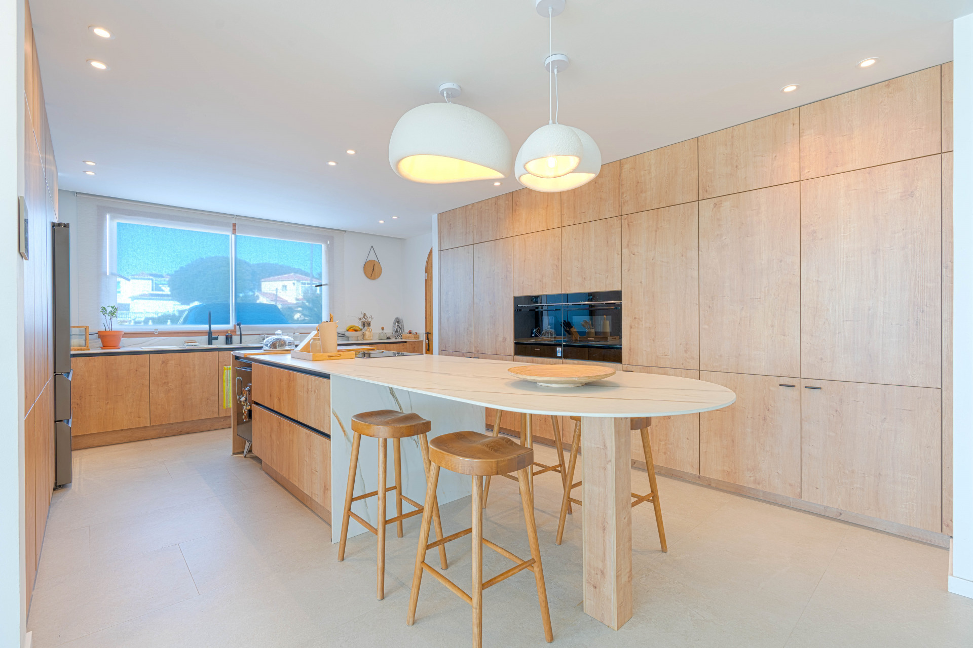 Detached villa located in El Faro de Mijas, offering open views of the Mediterranean Sea and the lighthouse. A truly exclusive property due to its location, views and design quality. Offered ready to enjoy, including furniture and décor.