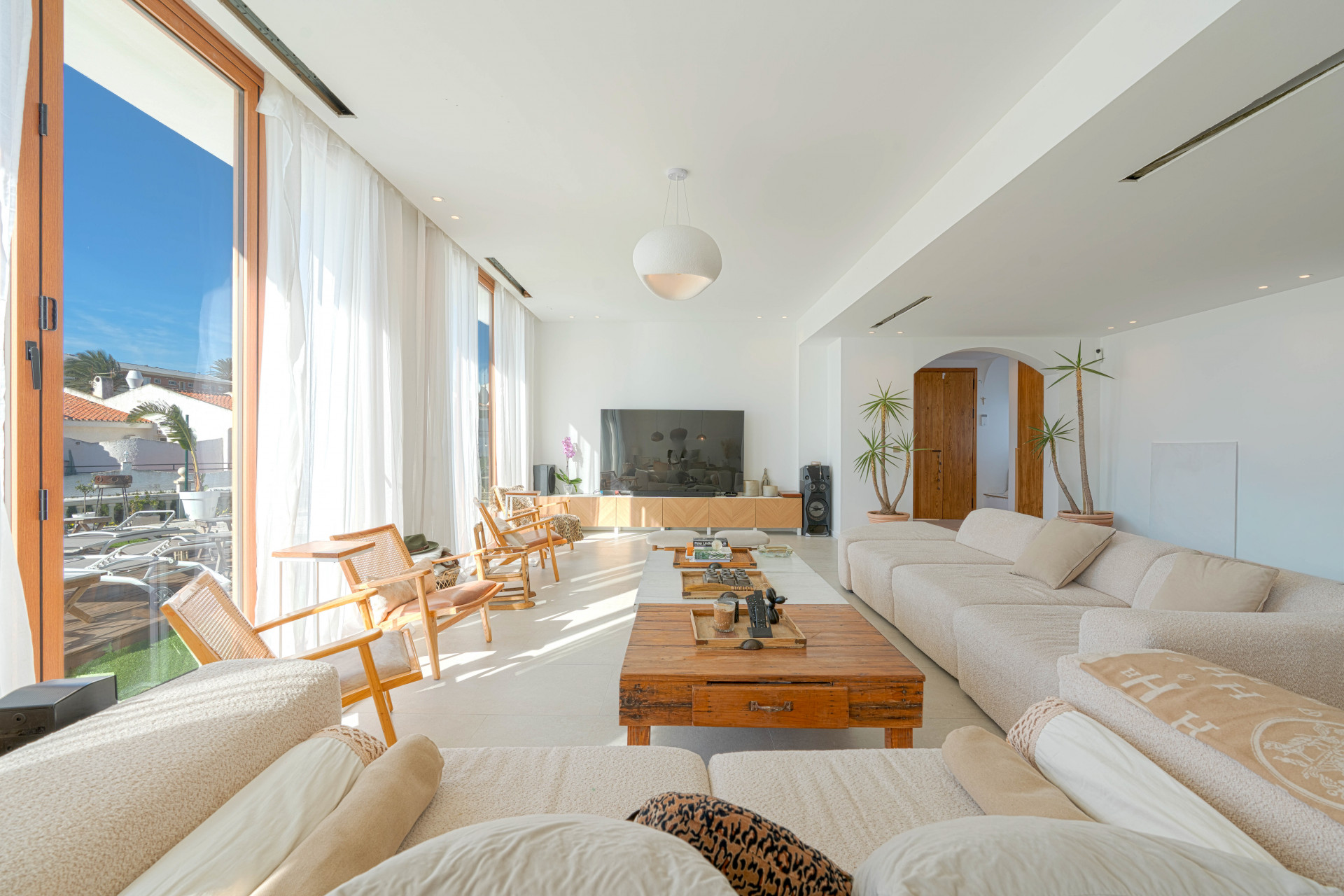 Detached villa located in El Faro de Mijas, offering open views of the Mediterranean Sea and the lighthouse. A truly exclusive property due to its location, views and design quality. Offered ready to enjoy, including furniture and décor.