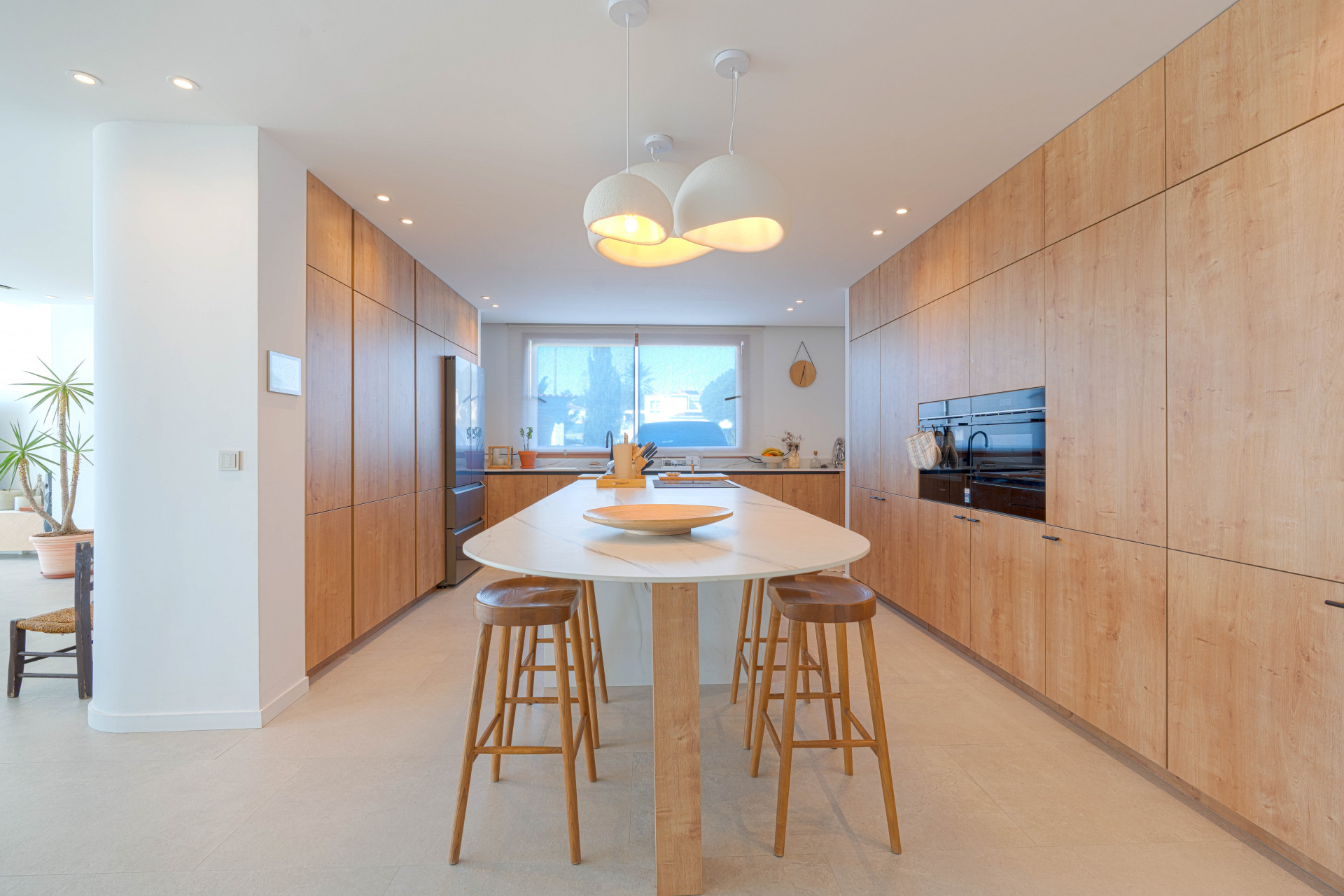 Detached villa located in El Faro de Mijas, offering open views of the Mediterranean Sea and the lighthouse. A truly exclusive property due to its location, views and design quality. Offered ready to enjoy, including furniture and décor.