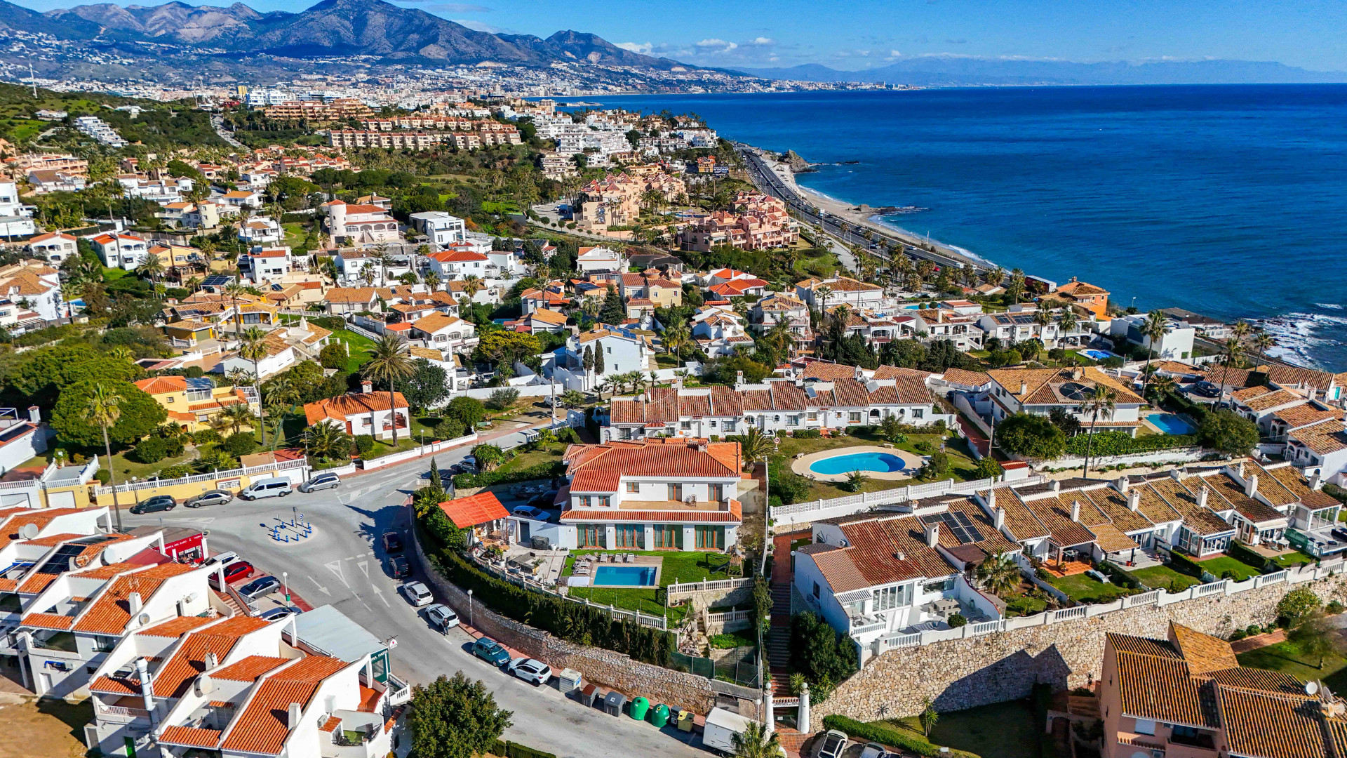 Detached villa located in El Faro de Mijas, offering open views of the Mediterranean Sea and the lighthouse. A truly exclusive property due to its location, views and design quality. Offered ready to enjoy, including furniture and décor.