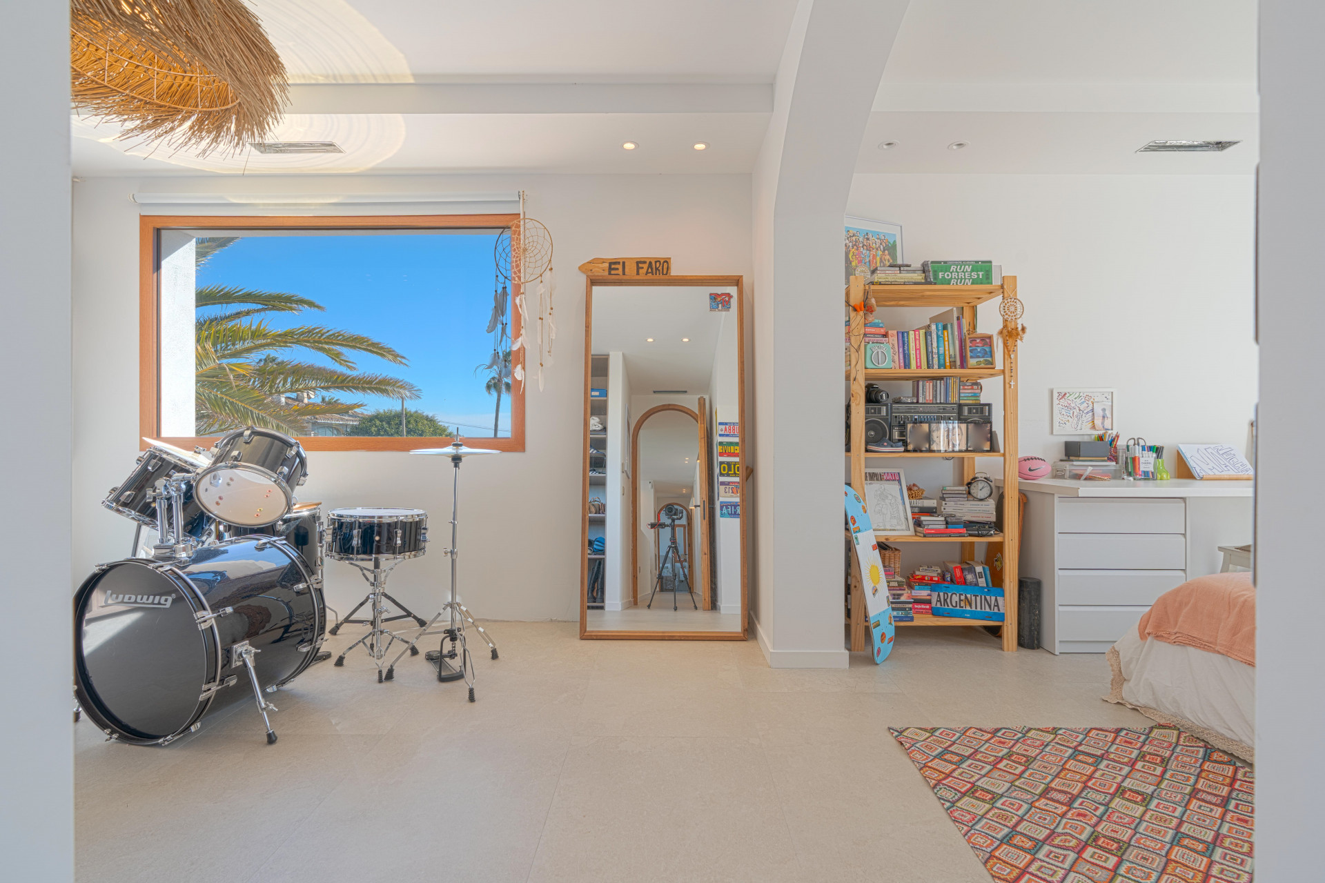 Detached villa located in El Faro de Mijas, offering open views of the Mediterranean Sea and the lighthouse. A truly exclusive property due to its location, views and design quality. Offered ready to enjoy, including furniture and décor.