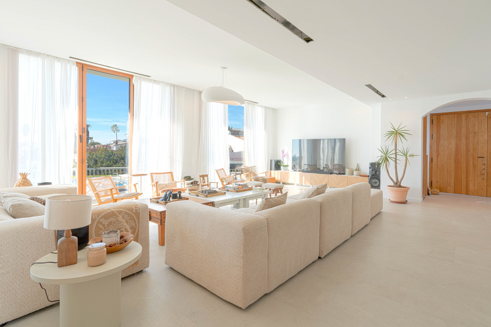 Detached villa located in El Faro de Mijas, offering open views of the Mediterranean Sea and the lighthouse. A truly exclusive property due to its location, views and design quality. Offered ready to enjoy, including furniture and décor.