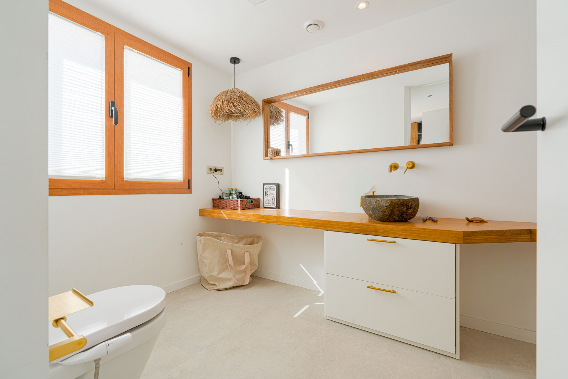 Detached villa located in El Faro de Mijas, offering open views of the Mediterranean Sea and the lighthouse. A truly exclusive property due to its location, views and design quality. Offered ready to enjoy, including furniture and décor.