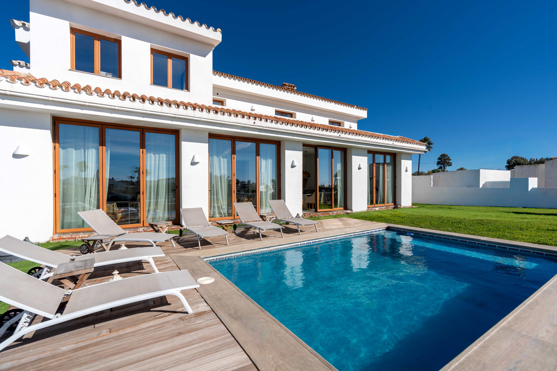 Detached villa located in El Faro de Mijas, offering open views of the Mediterranean Sea and the lighthouse. A truly exclusive property due to its location, views and design quality. Offered ready to enjoy, including furniture and décor.