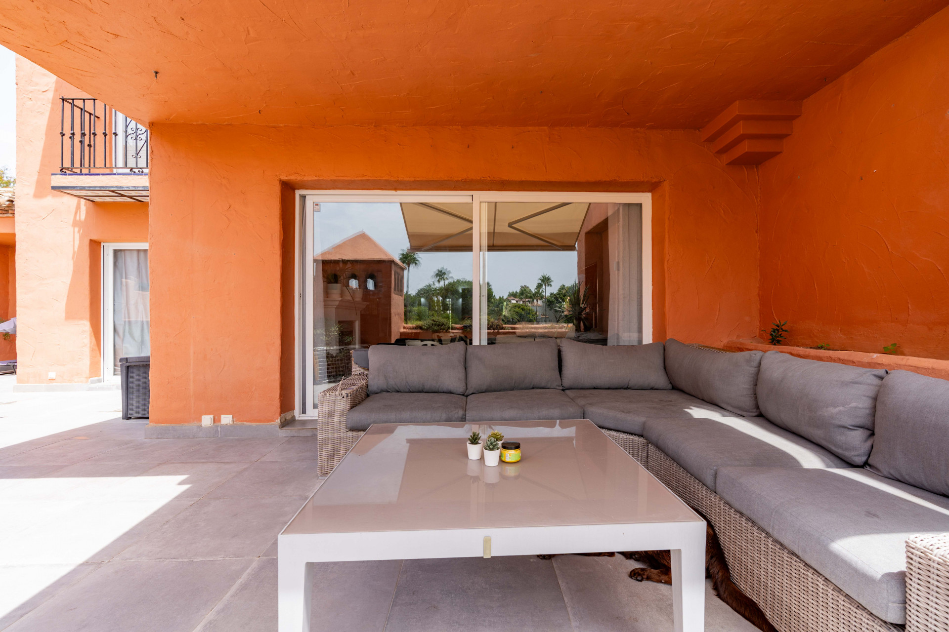 Elegant 3-bedroom first-floor apartment in prestigious Guadalmina Baja, just minutes from the beach. Spacious interiors, 55 m² terrace, stunning gardens, and lagoon-style pool in a secure community.