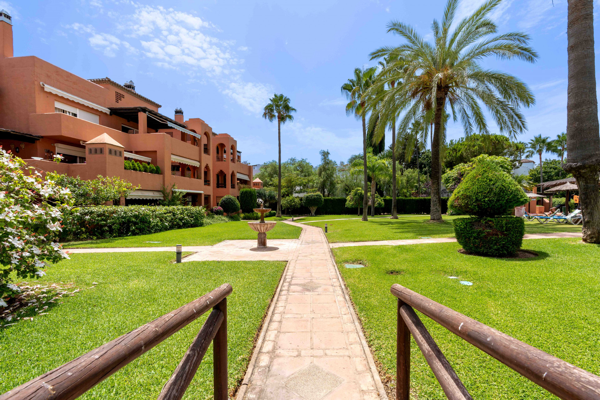 Elegant 3-bedroom first-floor apartment in prestigious Guadalmina Baja, just minutes from the beach. Spacious interiors, 55 m² terrace, stunning gardens, and lagoon-style pool in a secure community.